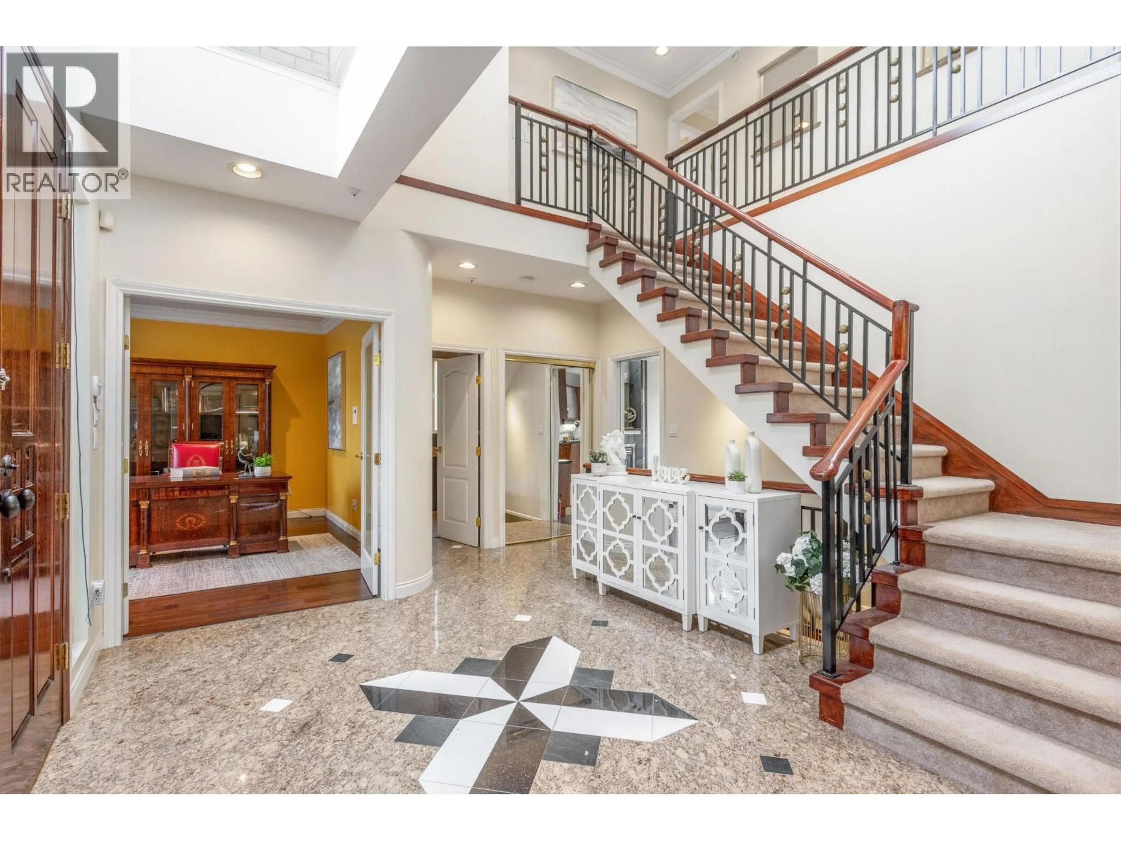 Indoor foyer for 1088 42ND AVENUE, Vancouver British Columbia V6M2A8