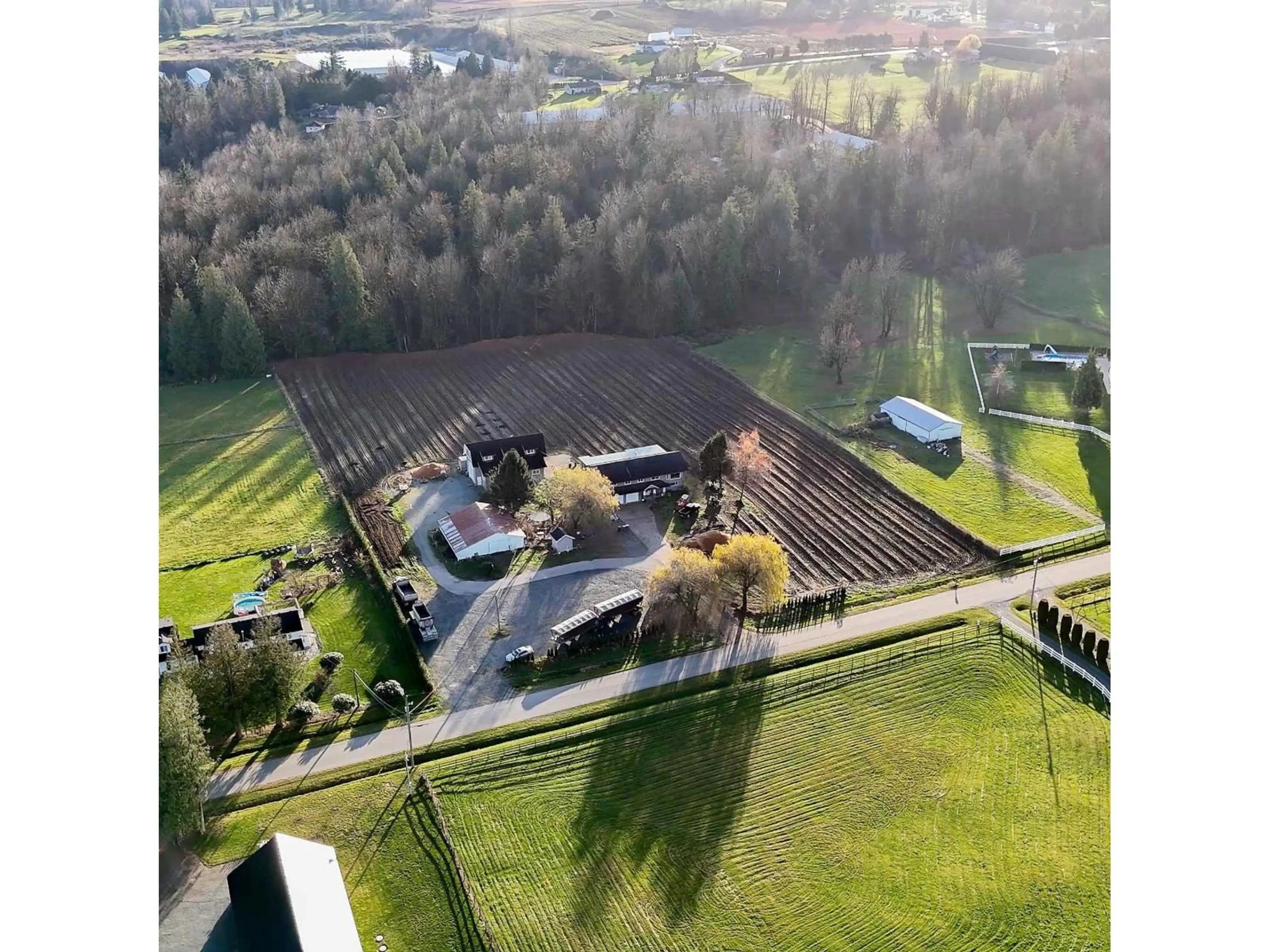 A pic from outside/outdoor area/front of a property/back of a property/a pic from drone, building for 29914 GLENGARRRY, Abbotsford British Columbia V4X1Z7