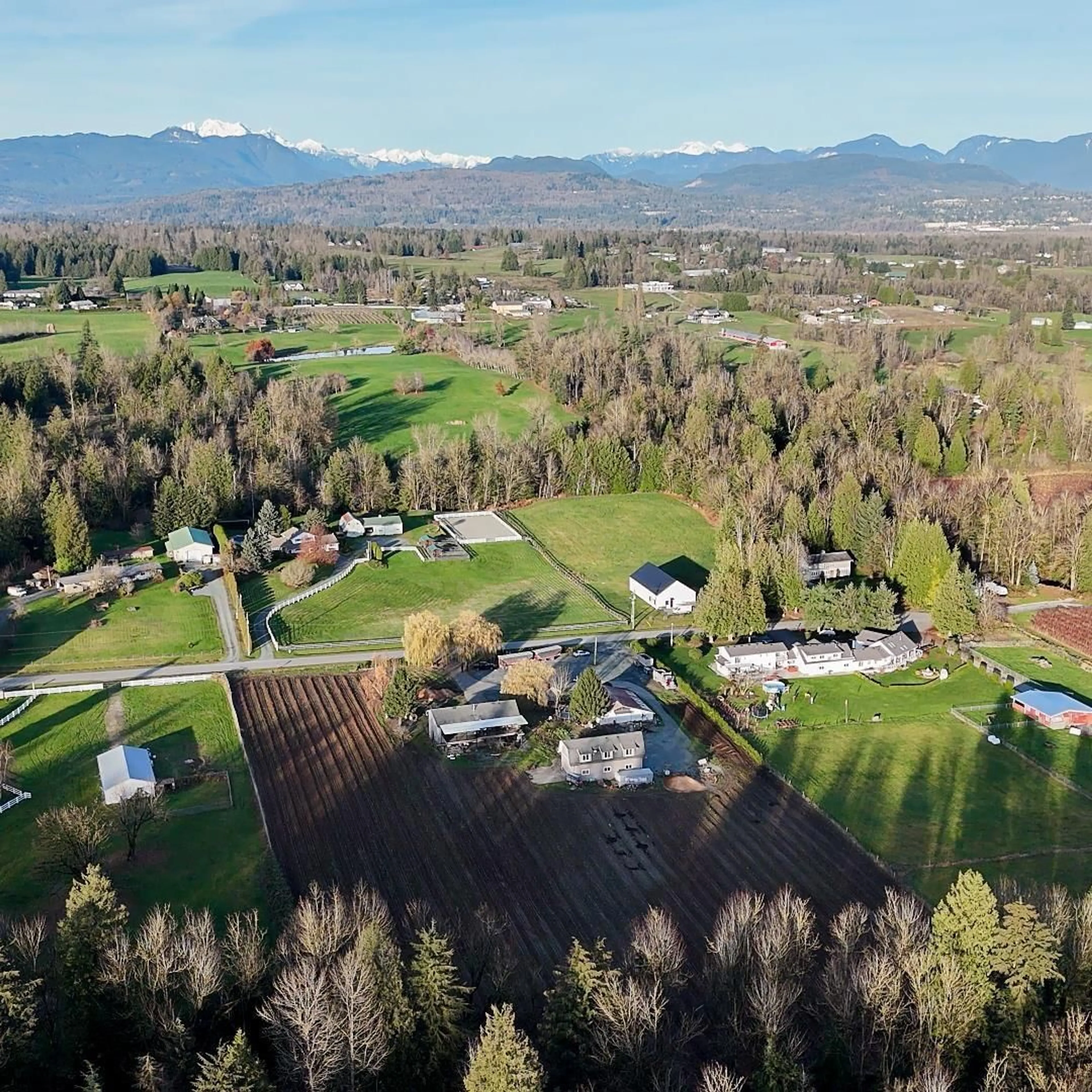 A pic from outside/outdoor area/front of a property/back of a property/a pic from drone, mountain view for 29914 GLENGARRRY, Abbotsford British Columbia V4X1Z7