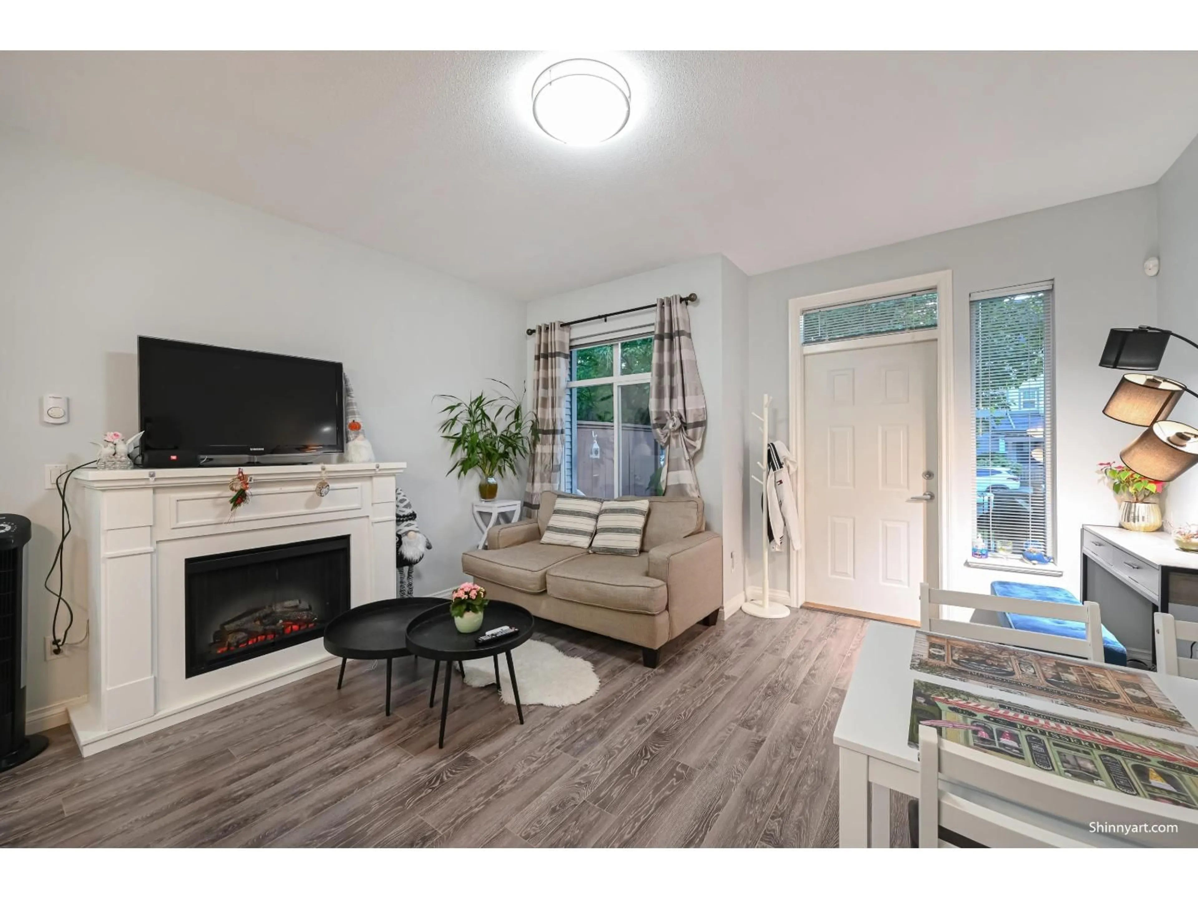 Living room with furniture, wood/laminate floor for 45 - 8726 159, Surrey British Columbia V4N0A8