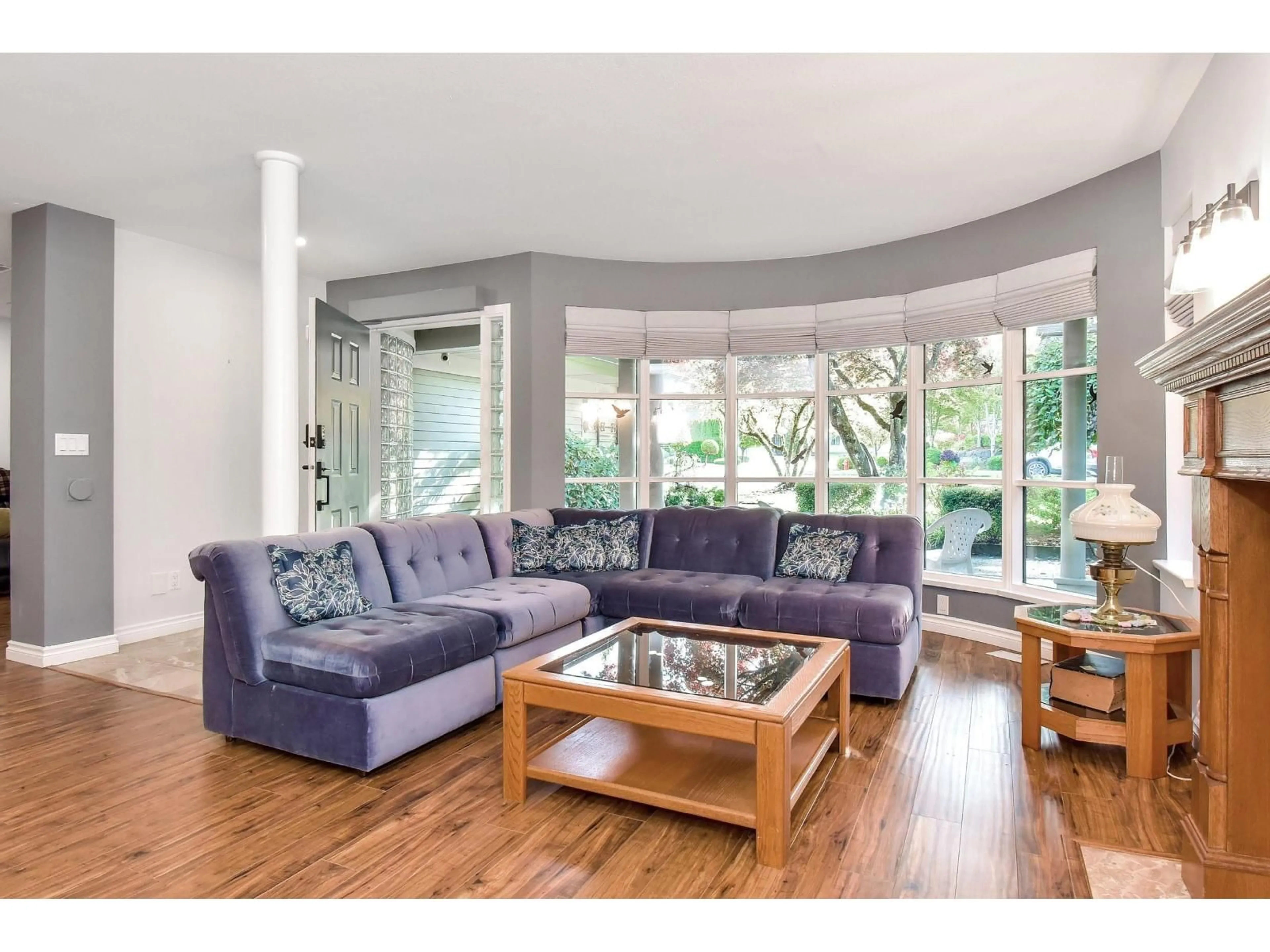 Living room with furniture, wood/laminate floor for 20485 93A, Langley British Columbia V1M1B8