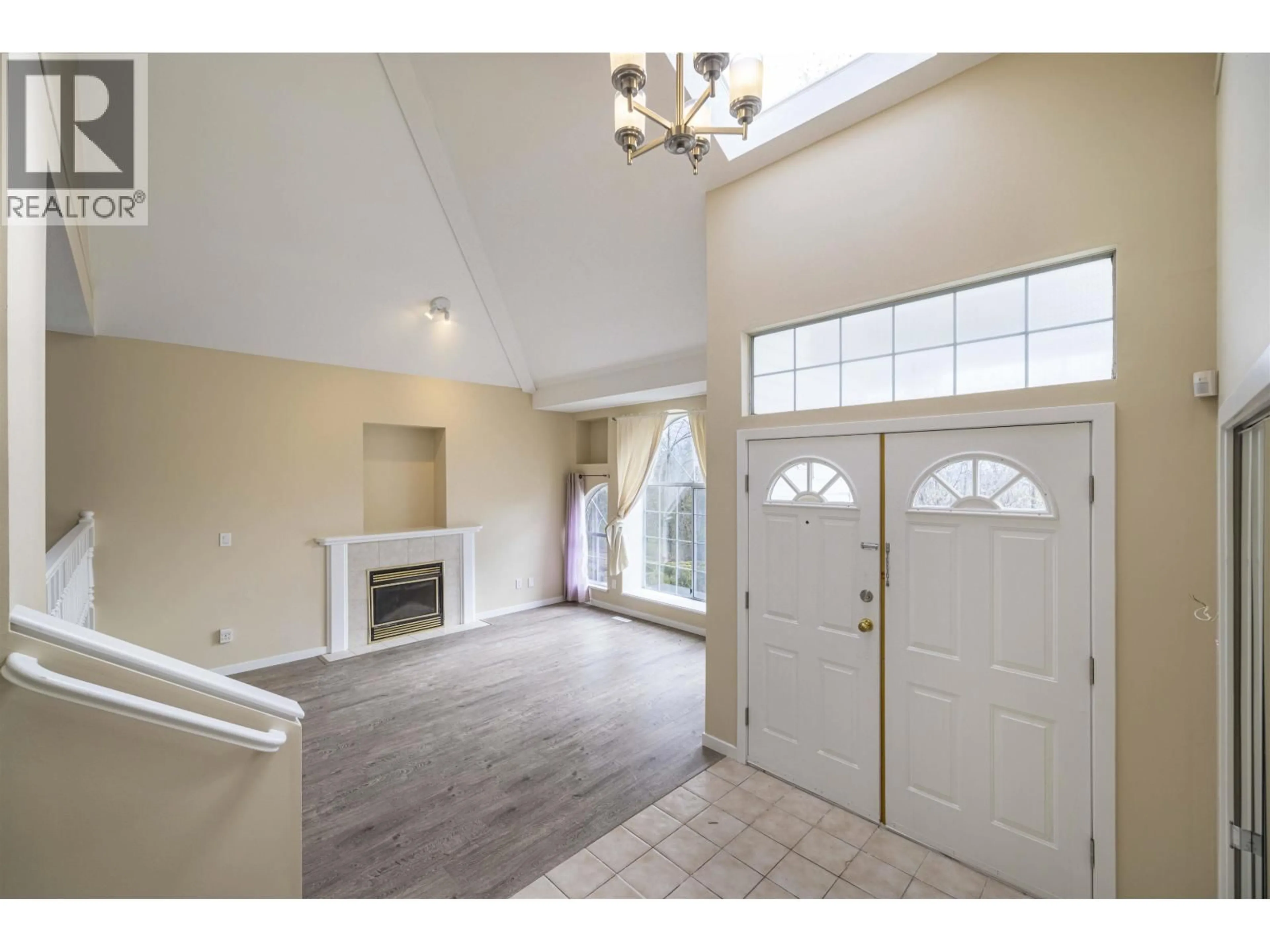 Indoor entryway for 470 RIVERVIEW CRESCENT, Coquitlam British Columbia V3C4X9