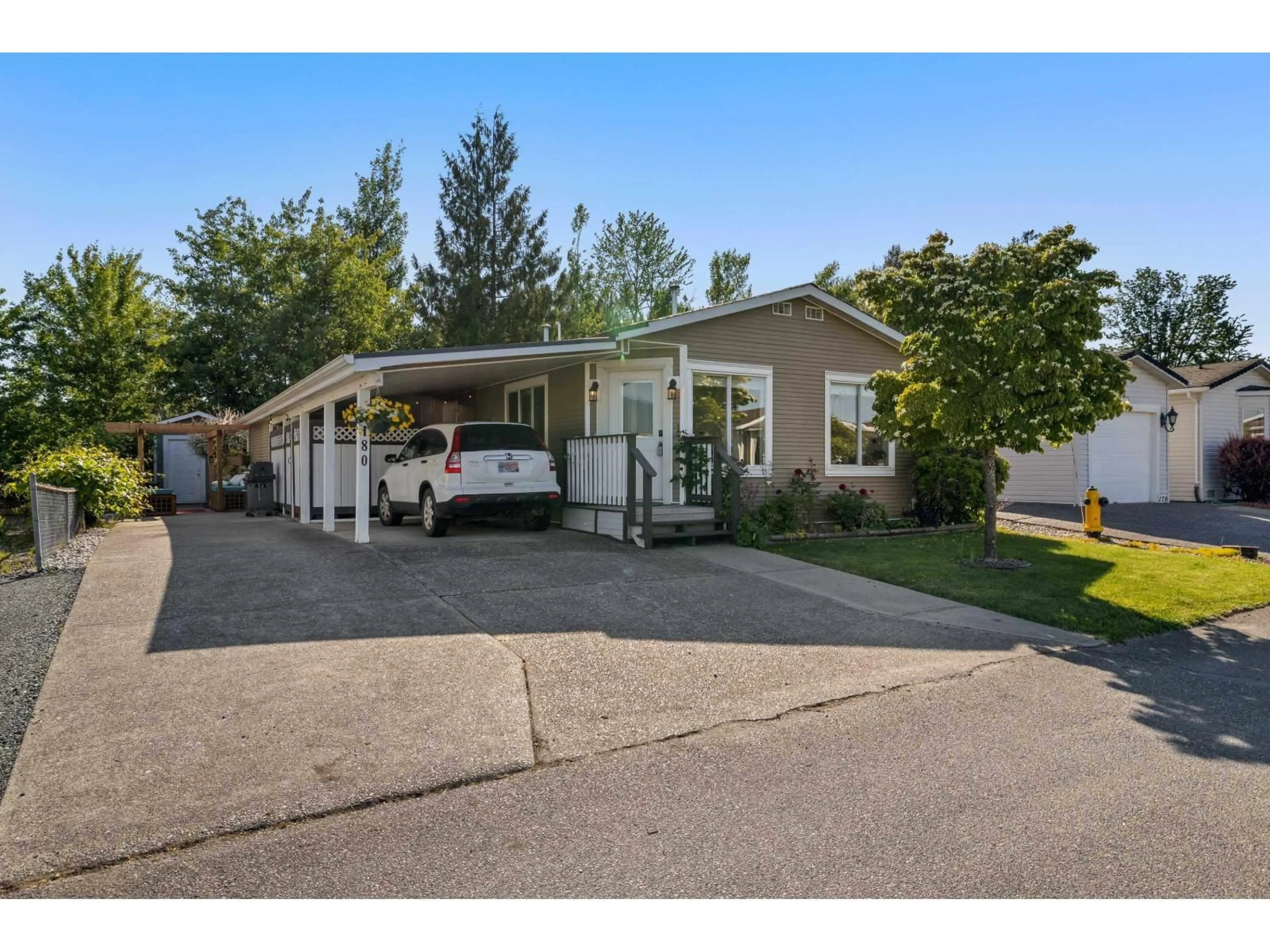 Home with vinyl exterior material, street for 180 - 9055 ASHWELL ROAD, Chilliwack British Columbia V2P7S6