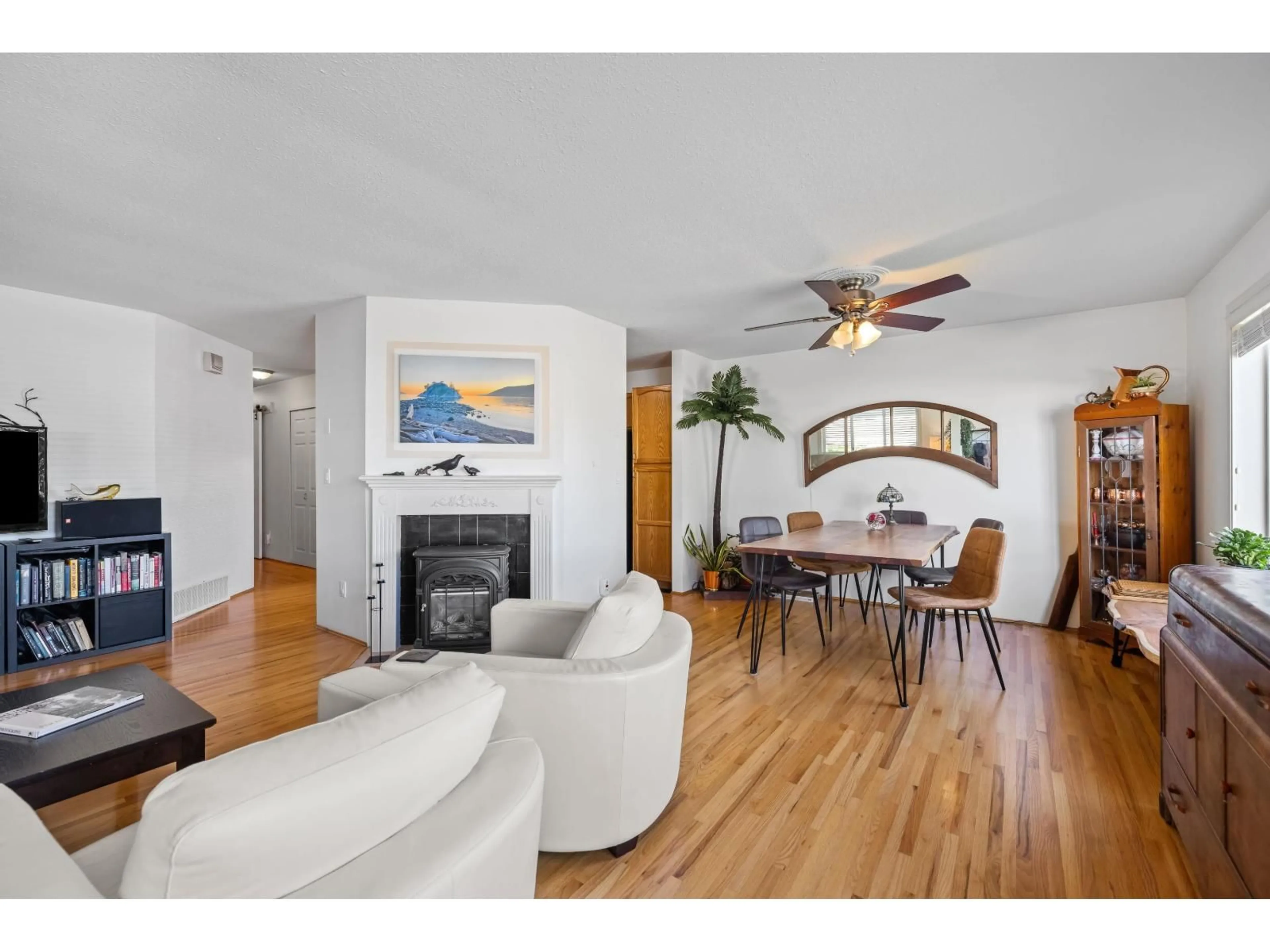 Living room with furniture, wood/laminate floor for 180 - 9055 ASHWELL ROAD, Chilliwack British Columbia V2P7S6