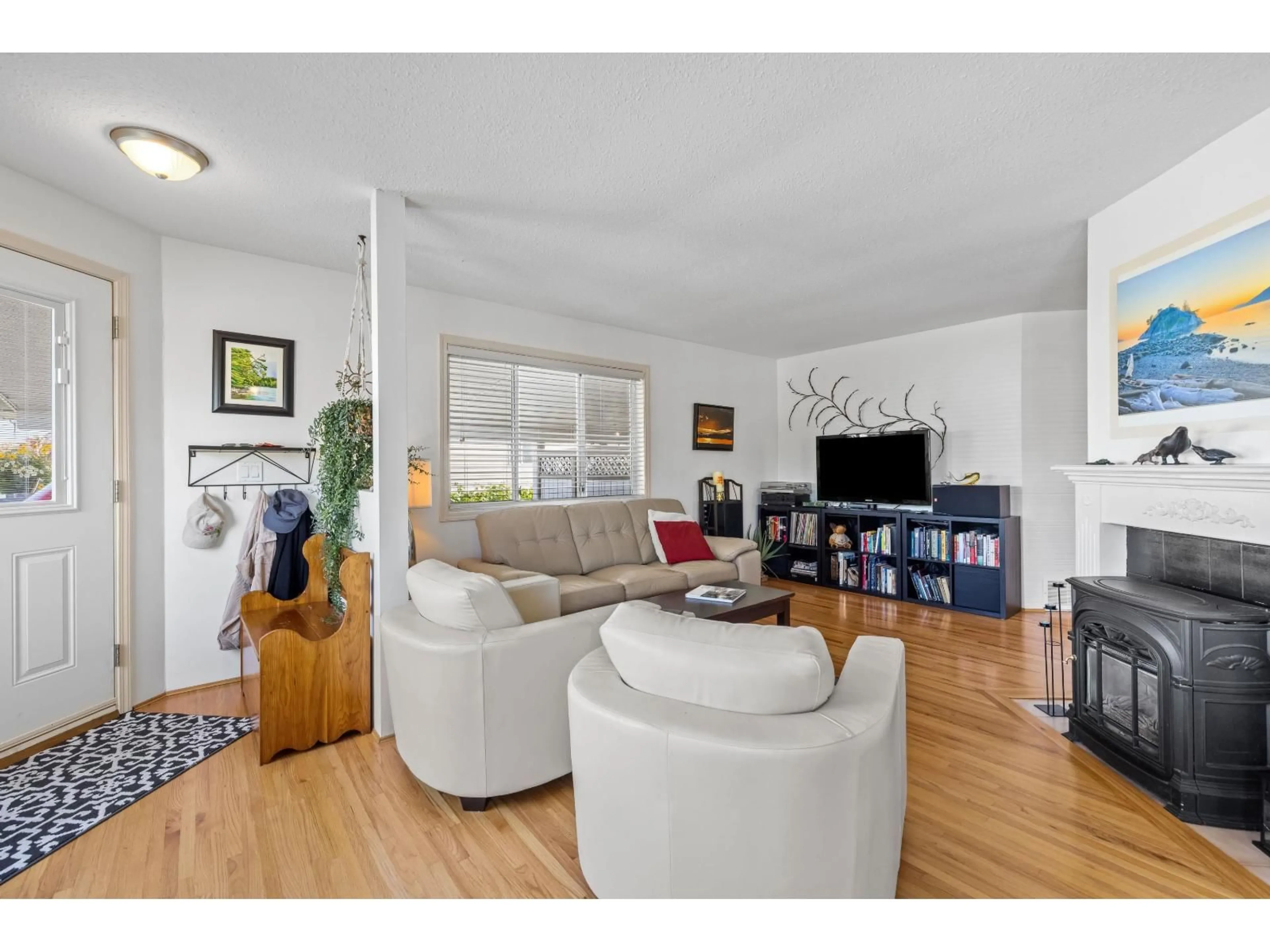 Living room with furniture, wood/laminate floor for 180 - 9055 ASHWELL ROAD, Chilliwack British Columbia V2P7S6