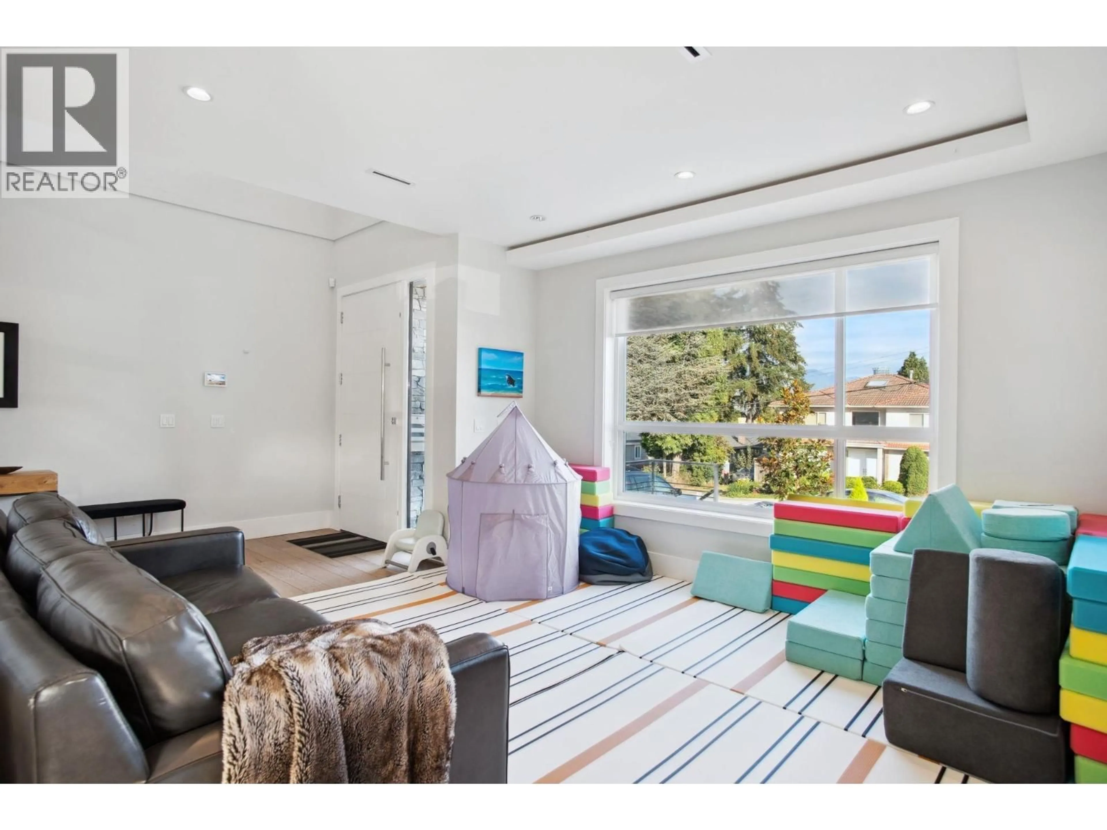 Living room with furniture, unknown for 5030 HARDWICK STREET, Burnaby British Columbia V5G1P7