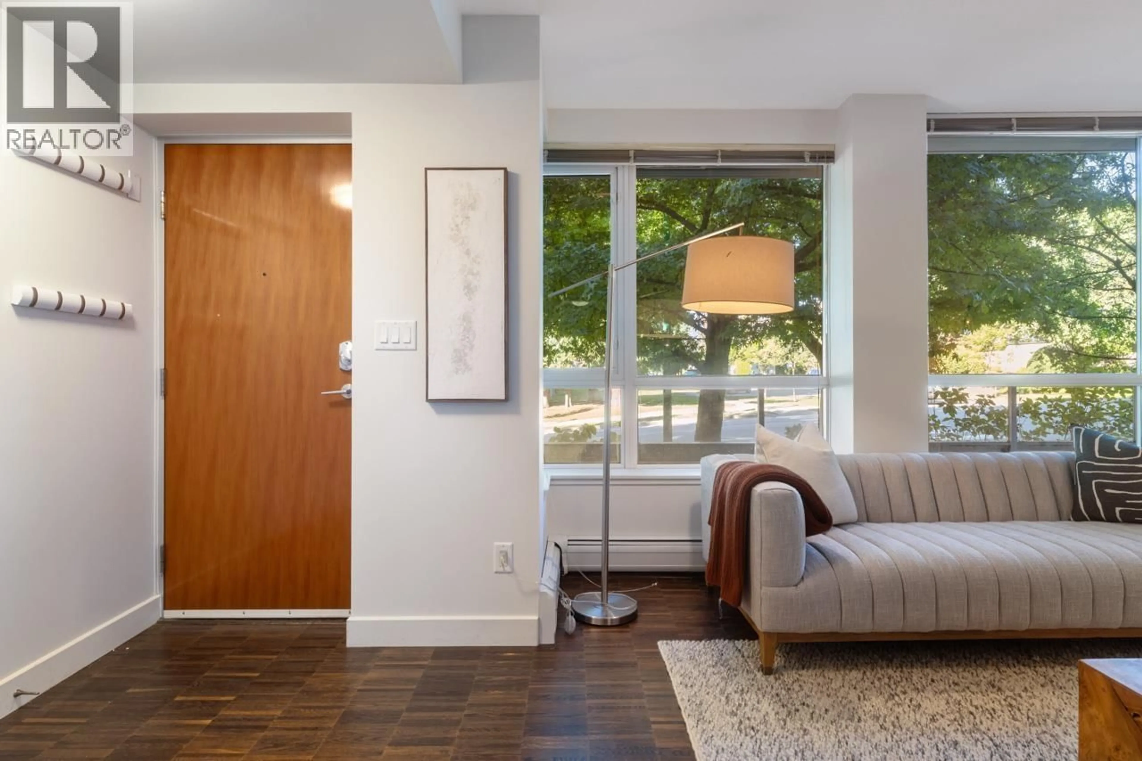 Indoor entryway for 188 CHESTERFIELD AVENUE, North Vancouver British Columbia V7M0A4