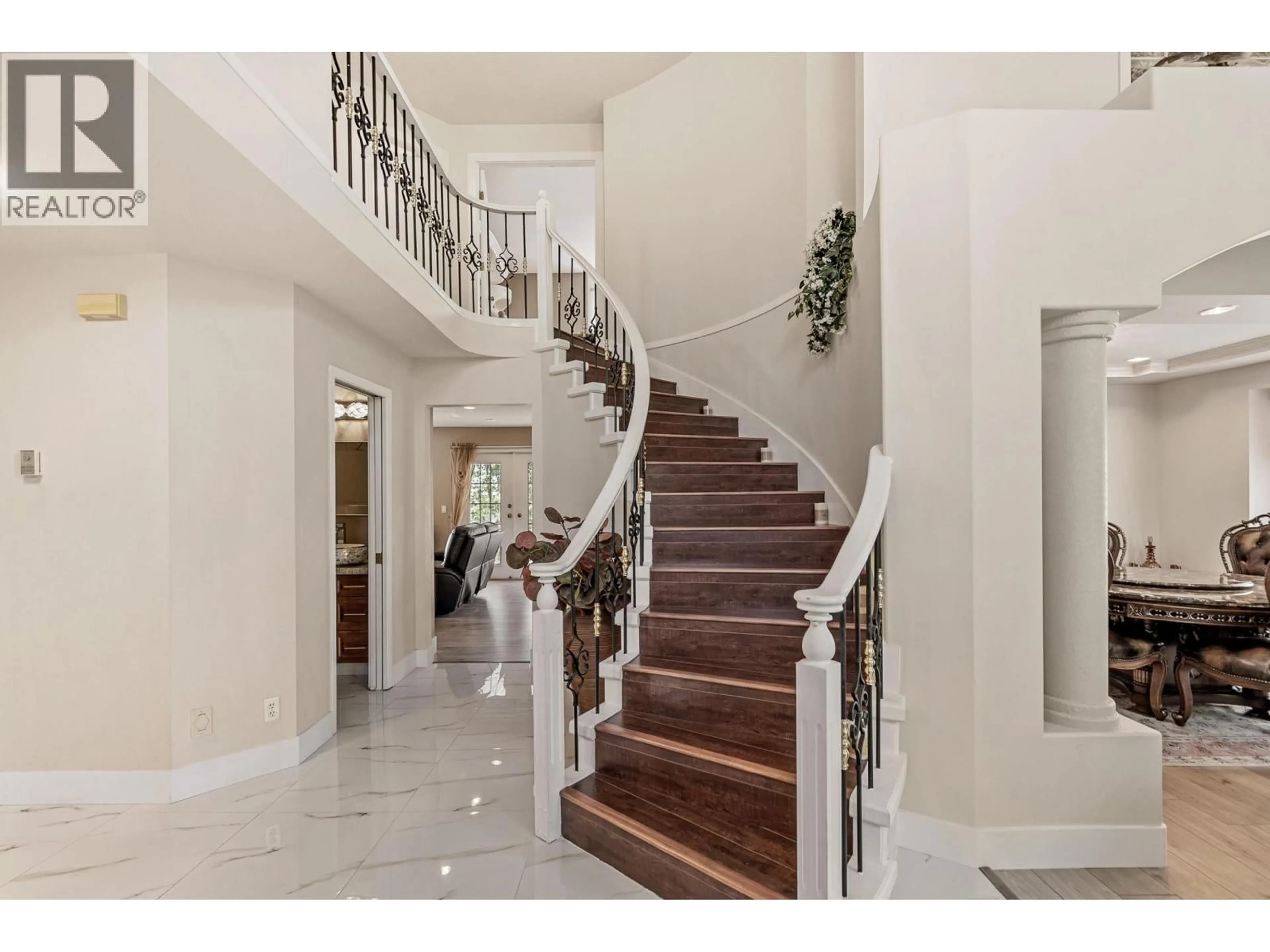 Indoor foyer for 2622 SANDSTONE CRESCENT, Coquitlam British Columbia V3E2T8