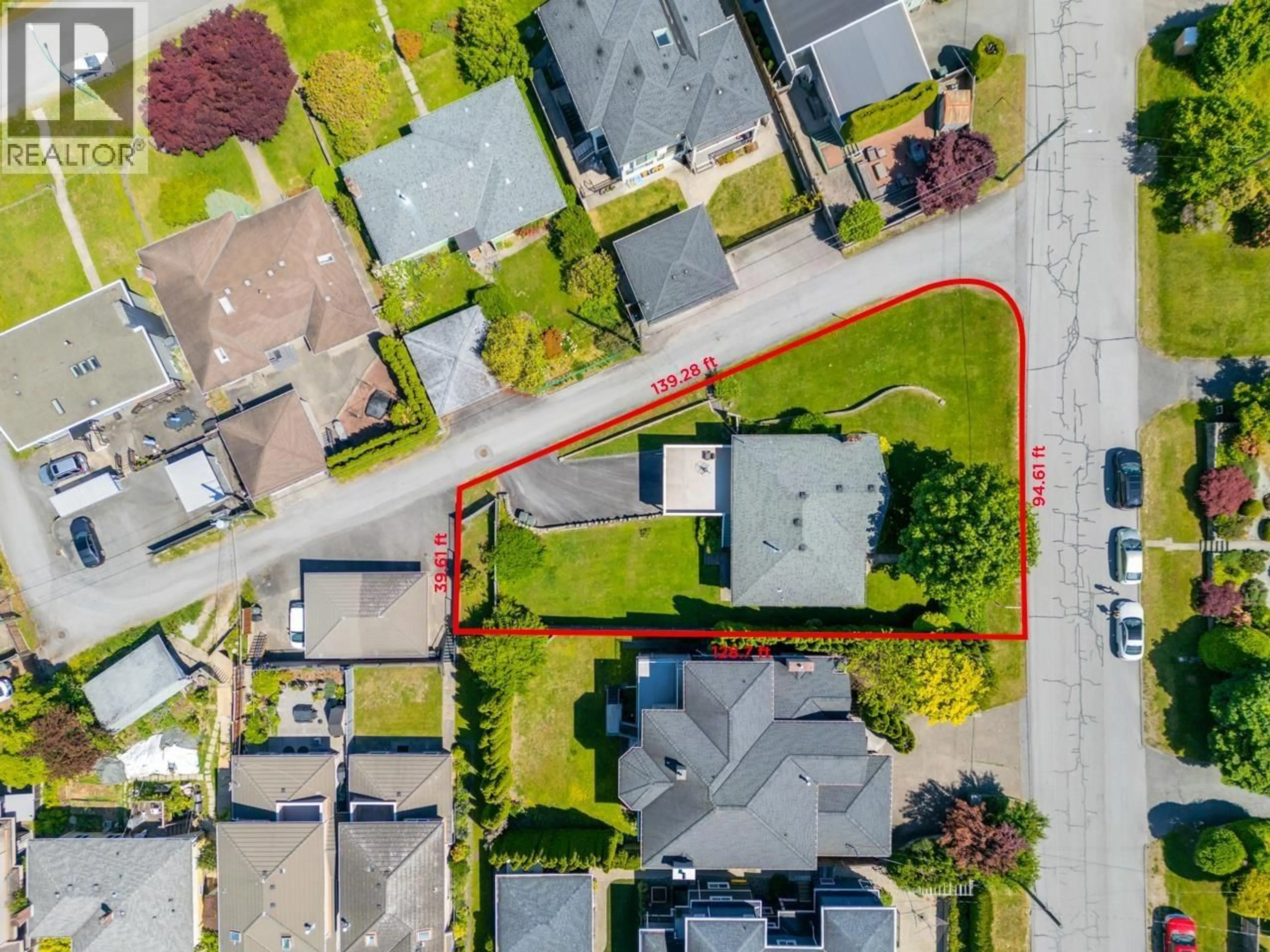 A pic from outside/outdoor area/front of a property/back of a property/a pic from drone, street for 4971 BUXTON STREET, Burnaby British Columbia V5H1J4