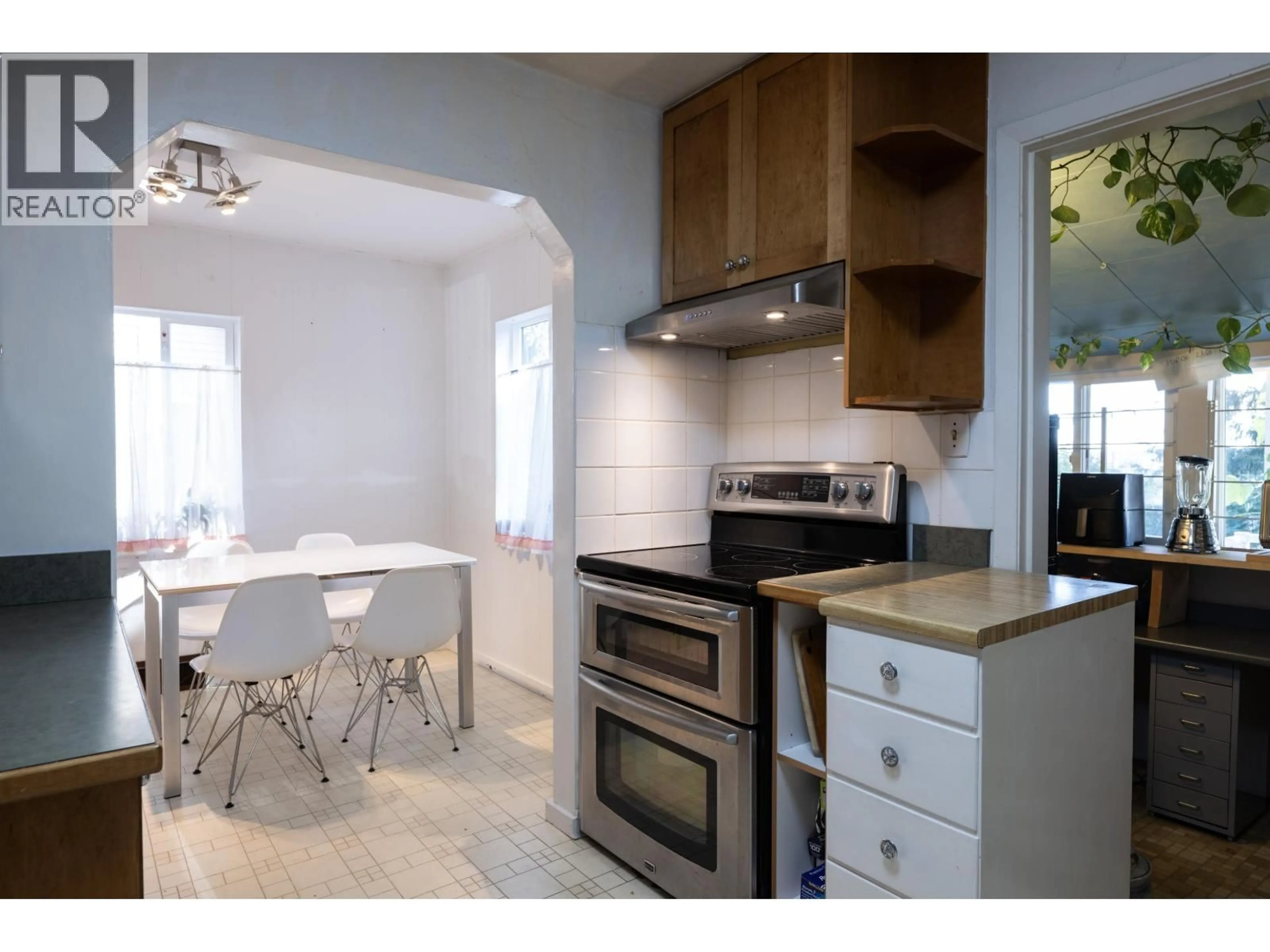 Open concept kitchen, ceramic/tile floor for 1512 SEVENTH AVENUE, New Westminster British Columbia V3M2K3