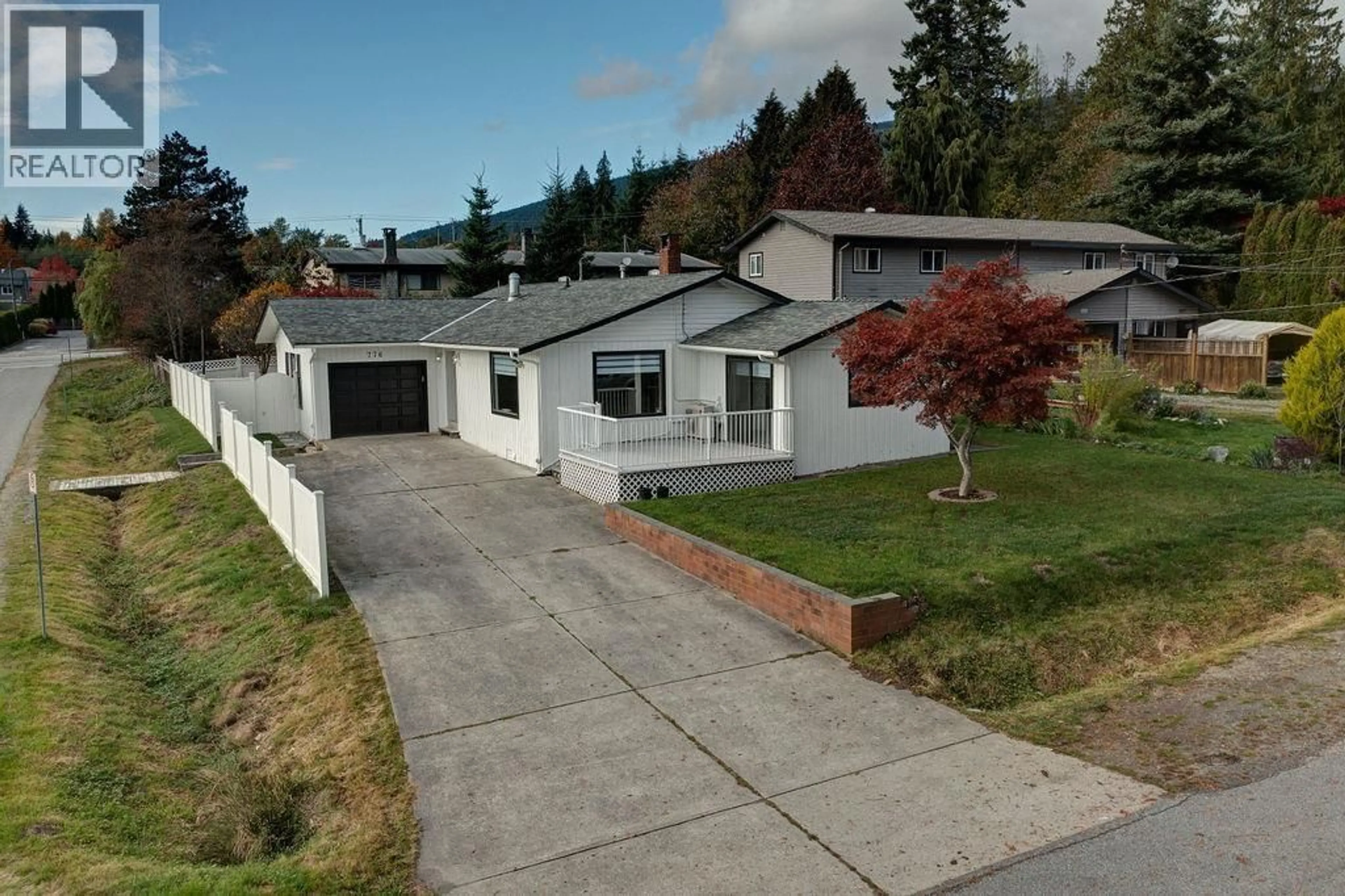 A pic from outside/outdoor area/front of a property/back of a property/a pic from drone, street for 776 SEACOT WAY, Gibsons British Columbia V0N1V9