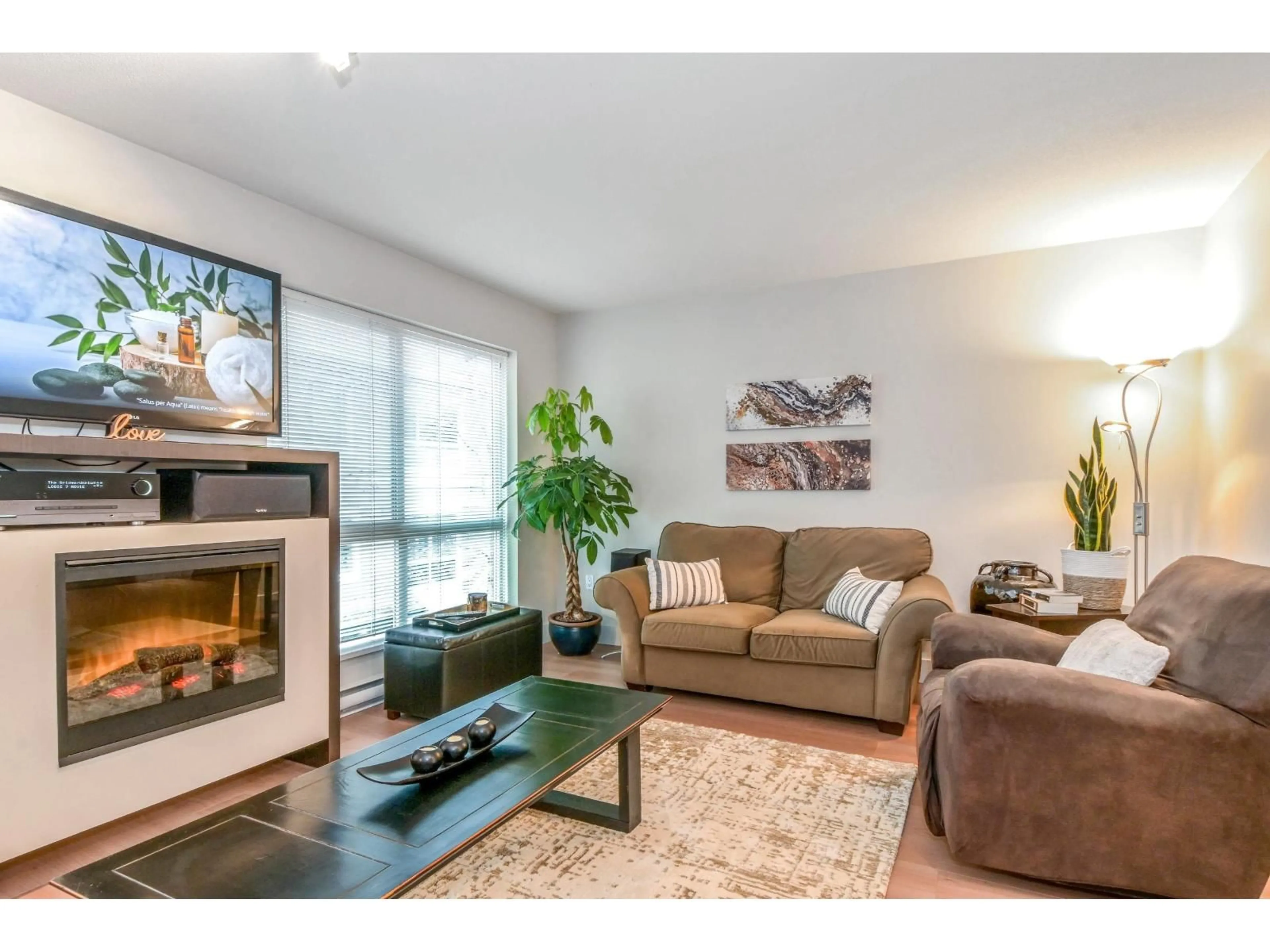 Living room with furniture, wood/laminate floor for 72 - 6671 121, Surrey British Columbia V3W1T9