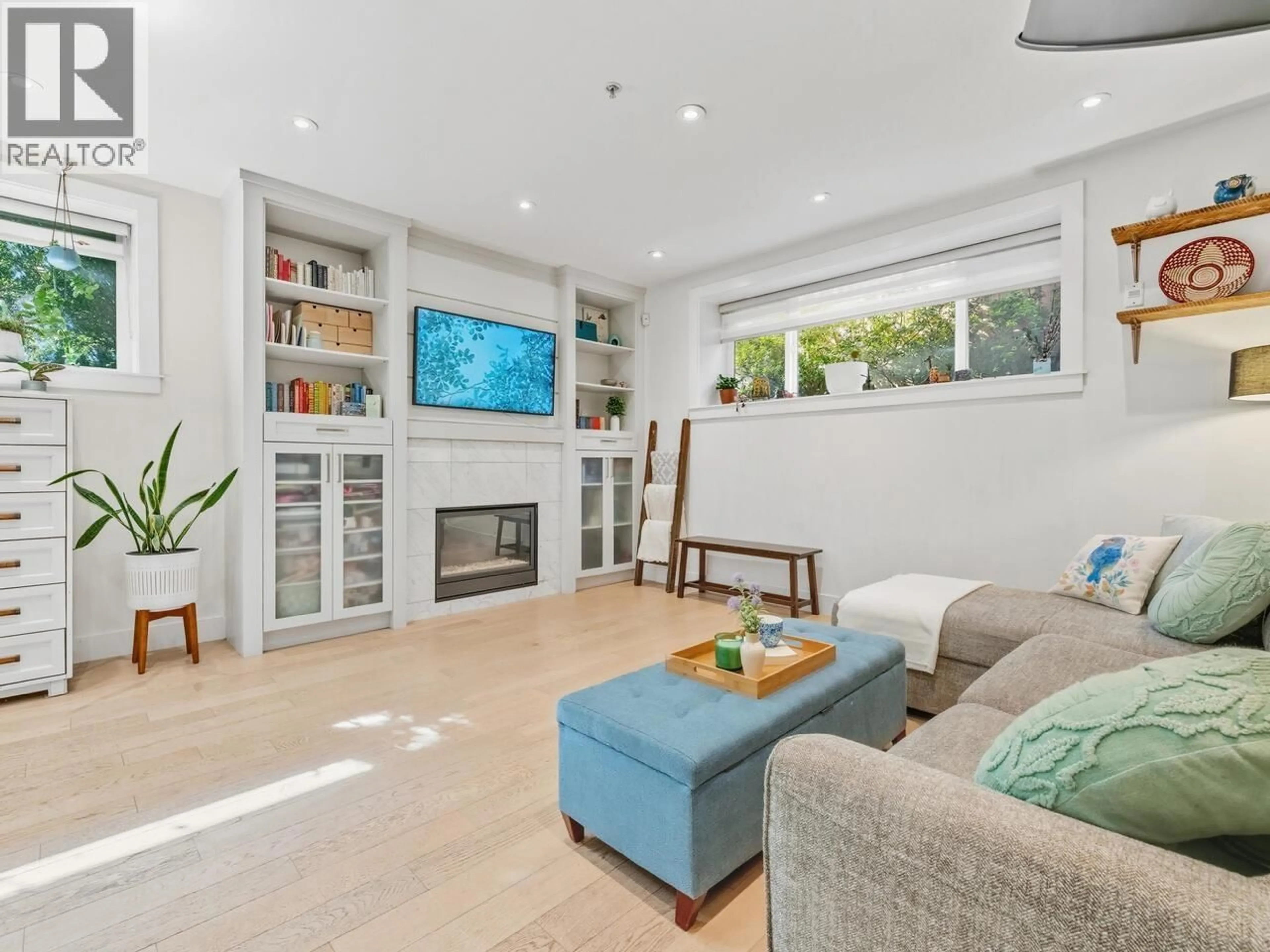Living room with furniture, wood/laminate floor for 165 14TH AVENUE, Vancouver British Columbia V5Y1W8