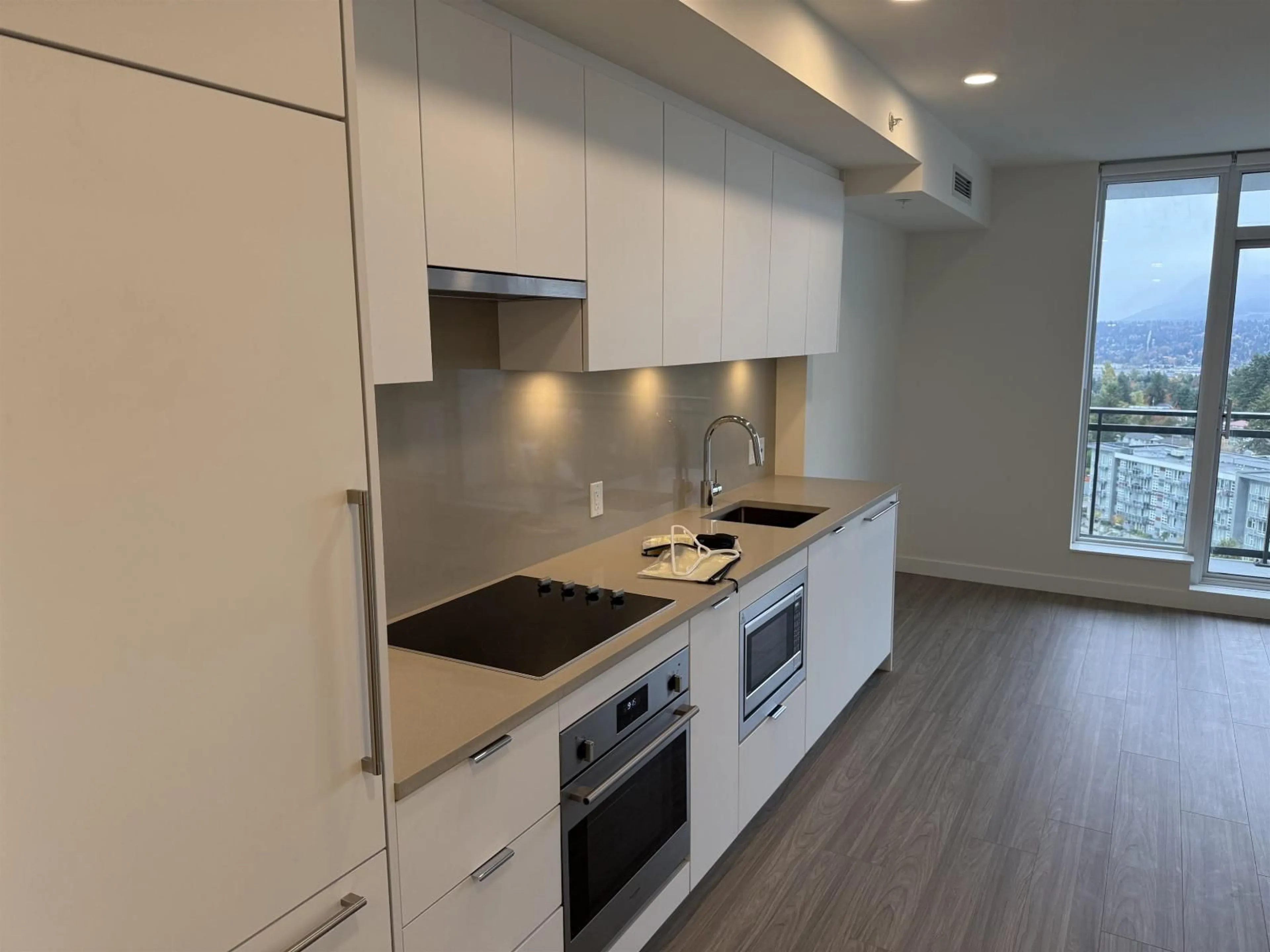 Standard kitchen, wood/laminate floor for 1510 - 13675 107A, Surrey British Columbia V3T0X2