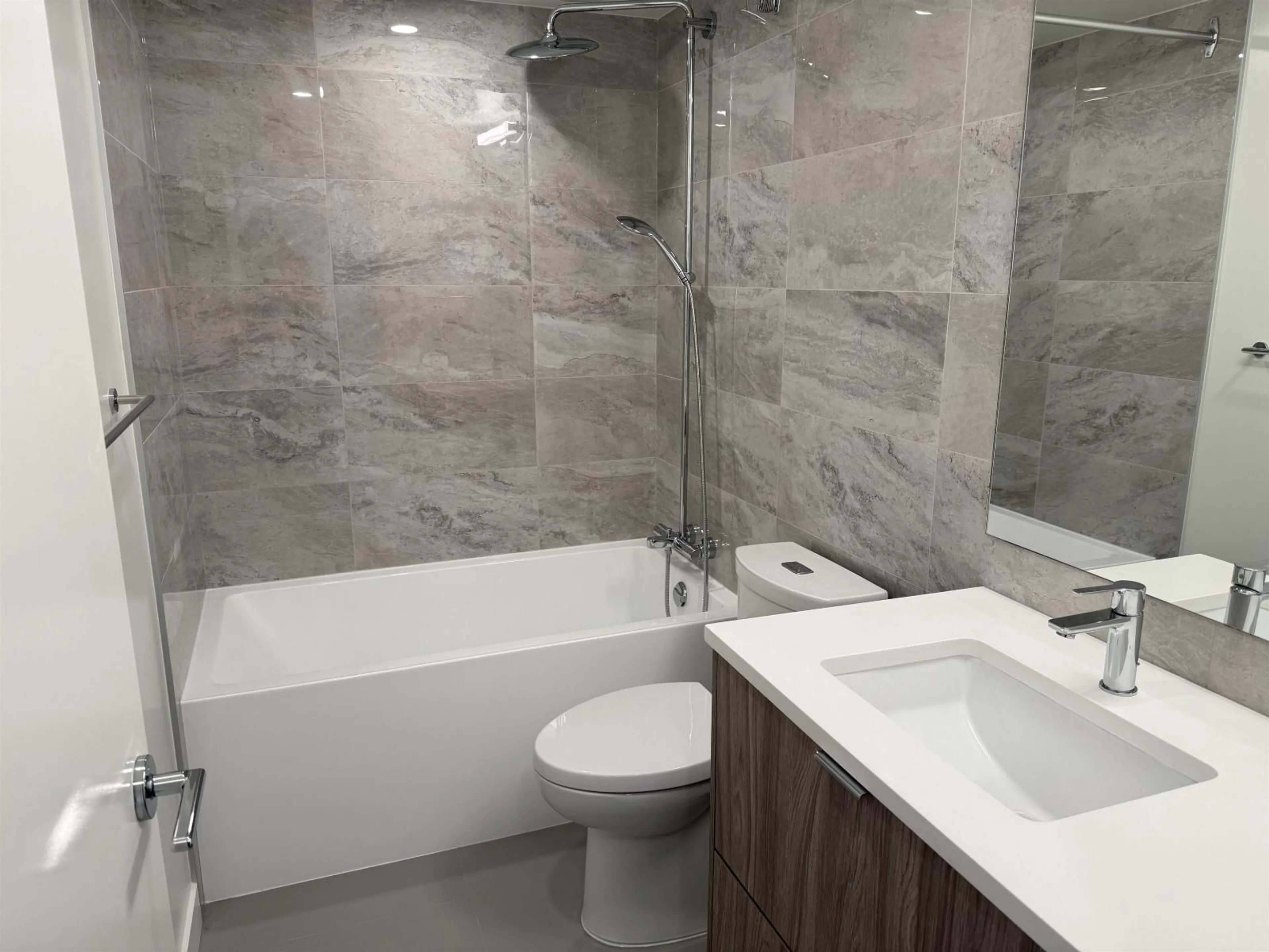 Standard bathroom, ceramic/tile floor for 1510 - 13675 107A, Surrey British Columbia V3T0X2