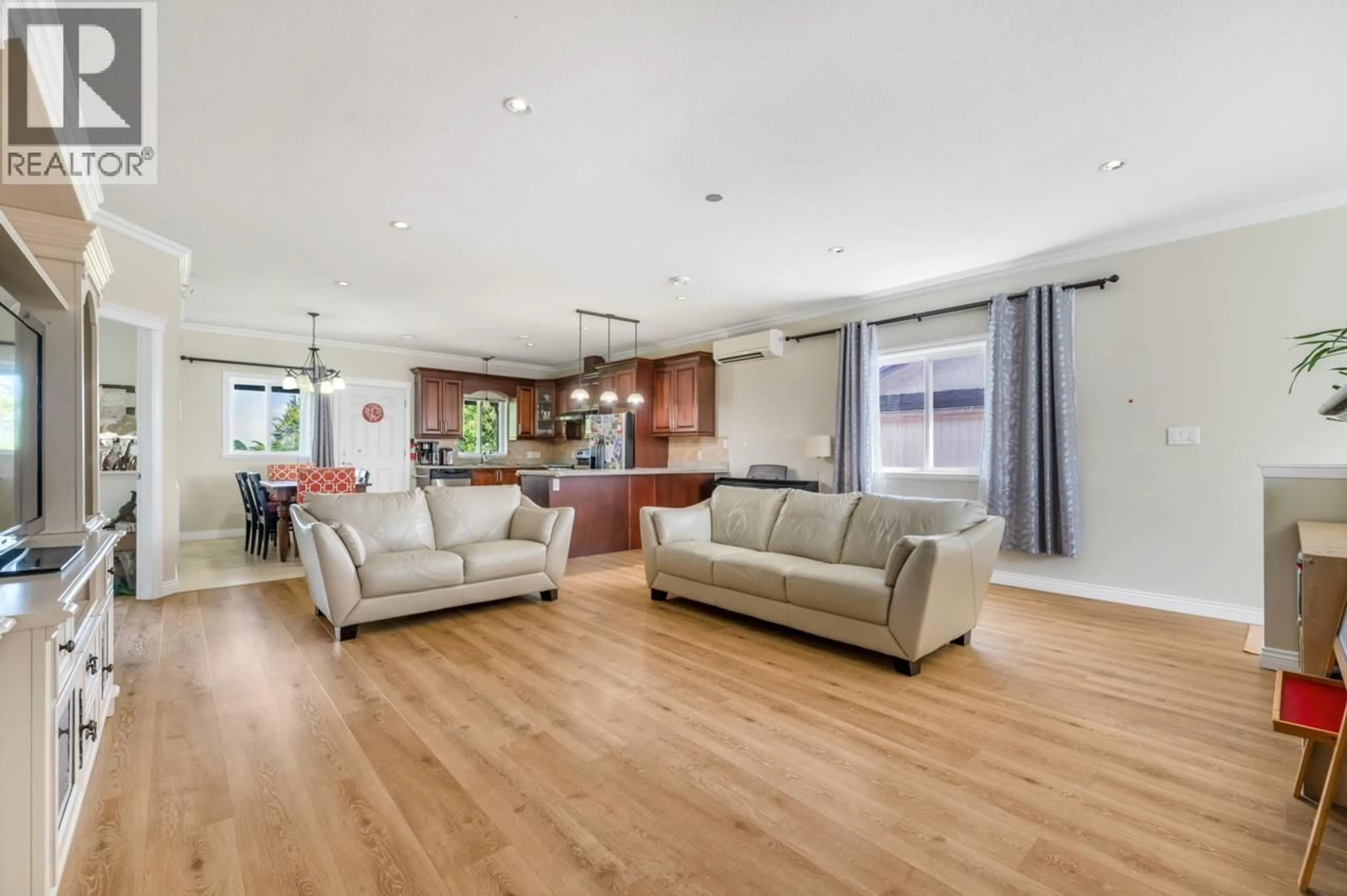 Living room with furniture, wood/laminate floor for 4526 INMAN AVENUE, Burnaby British Columbia V5G2Y1