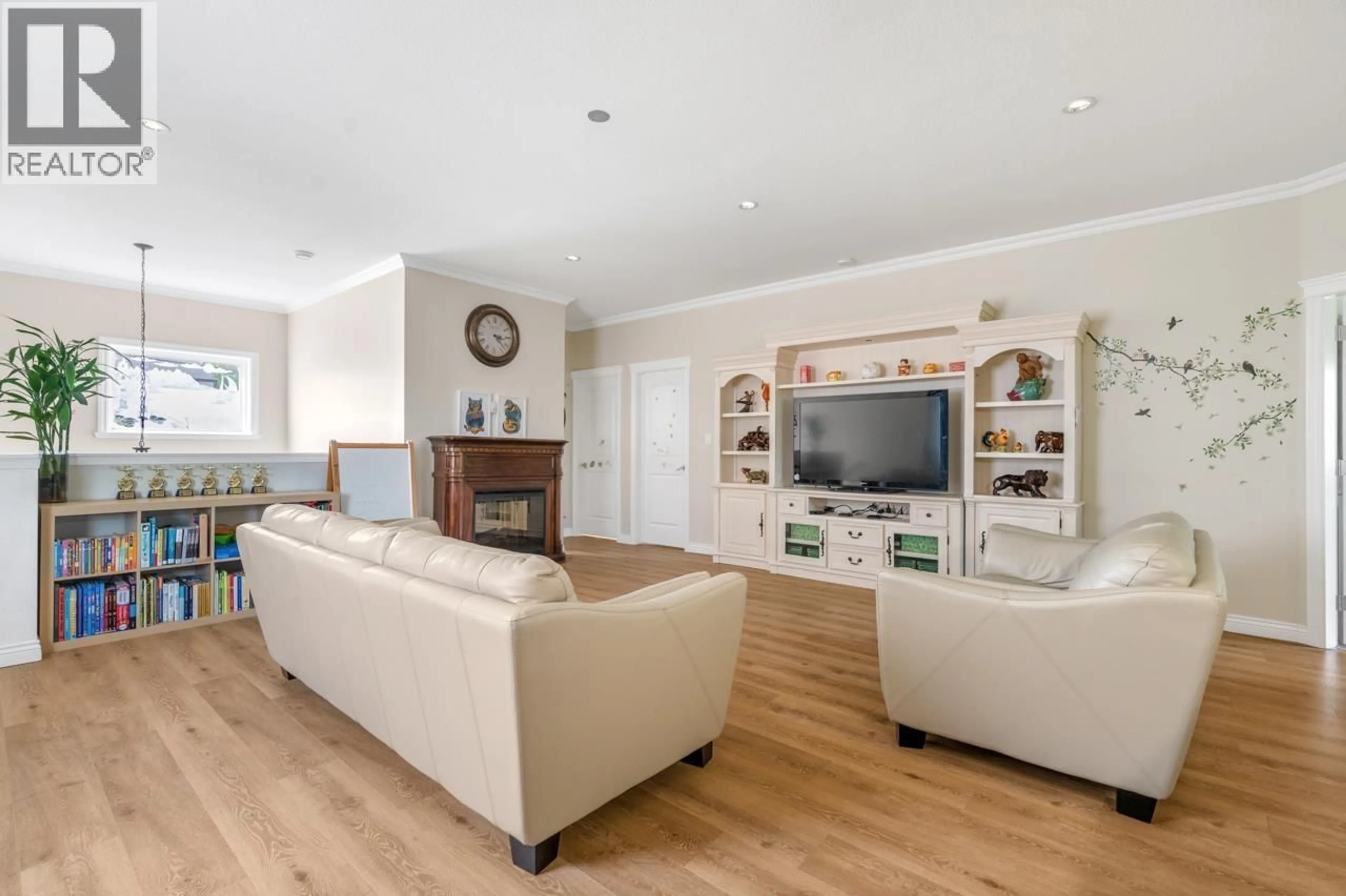 Living room with furniture, wood/laminate floor for 4526 INMAN AVENUE, Burnaby British Columbia V5G2Y1