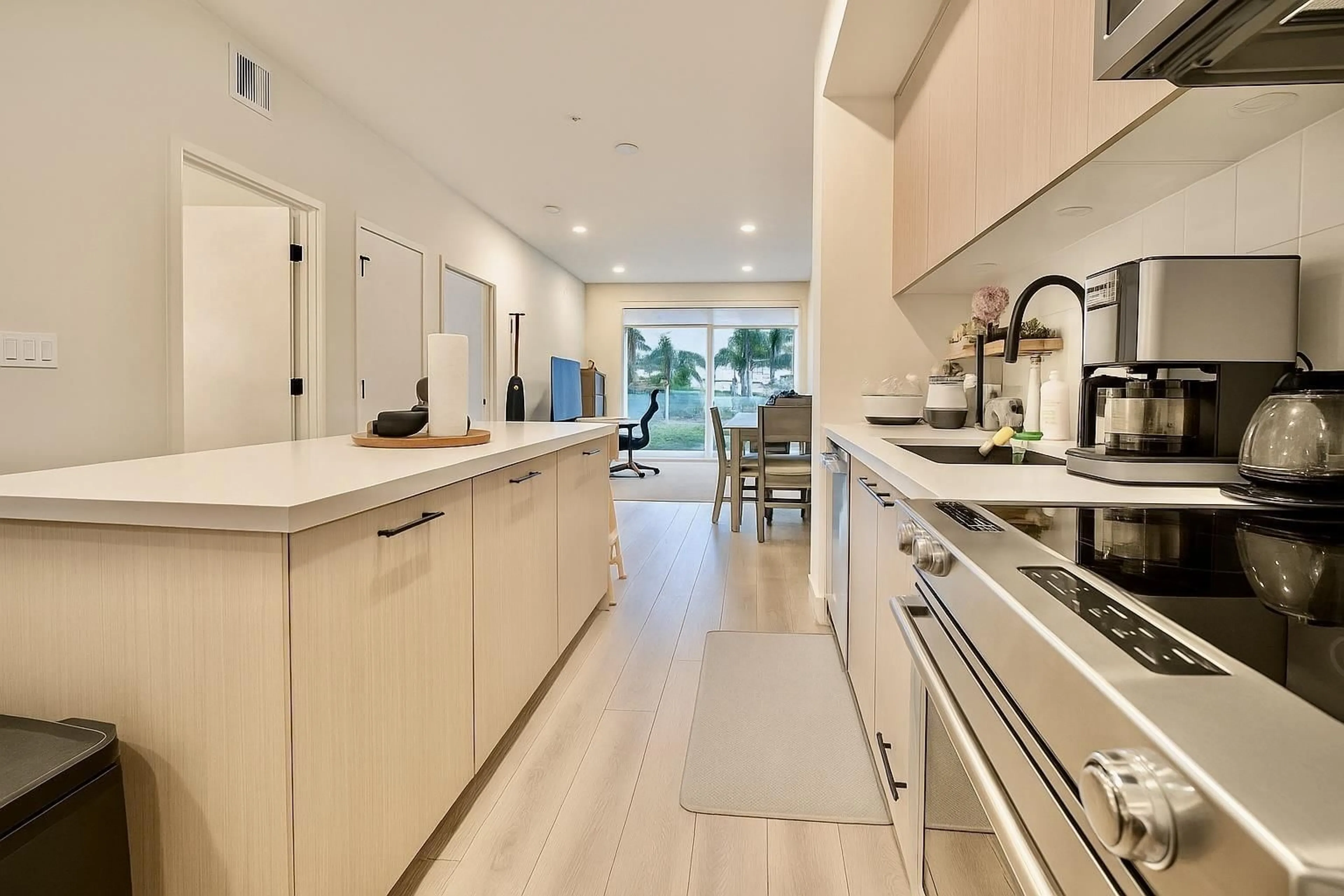 Contemporary kitchen, ceramic/tile floor for 126 - 2635 KING GEORGE, Surrey British Columbia V4P0H7