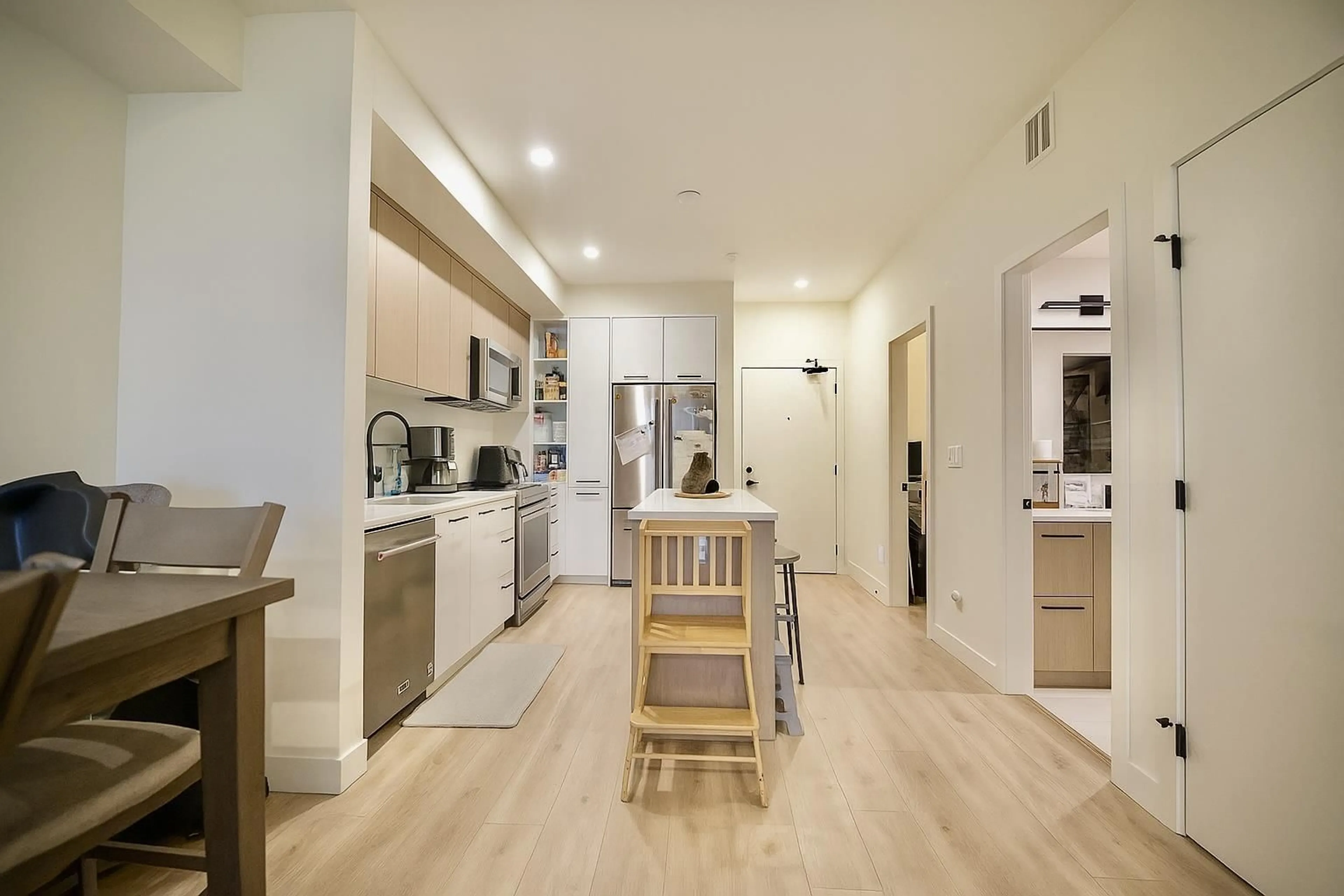 Open concept kitchen, unknown for 126 - 2635 KING GEORGE, Surrey British Columbia V4P0H7