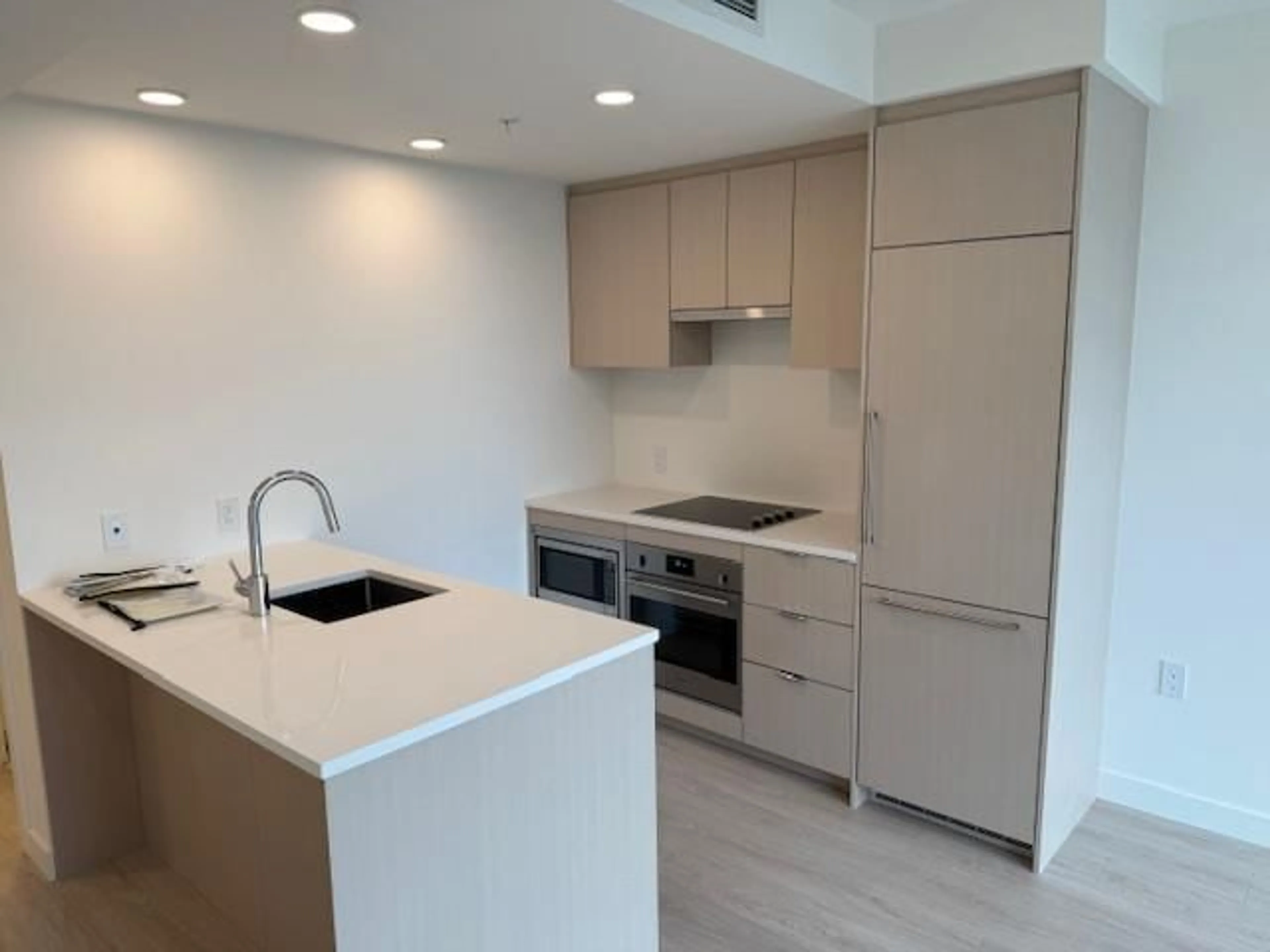 Standard kitchen, unknown for 703 - 13675 107A AVENUE, Surrey British Columbia V3T0X2