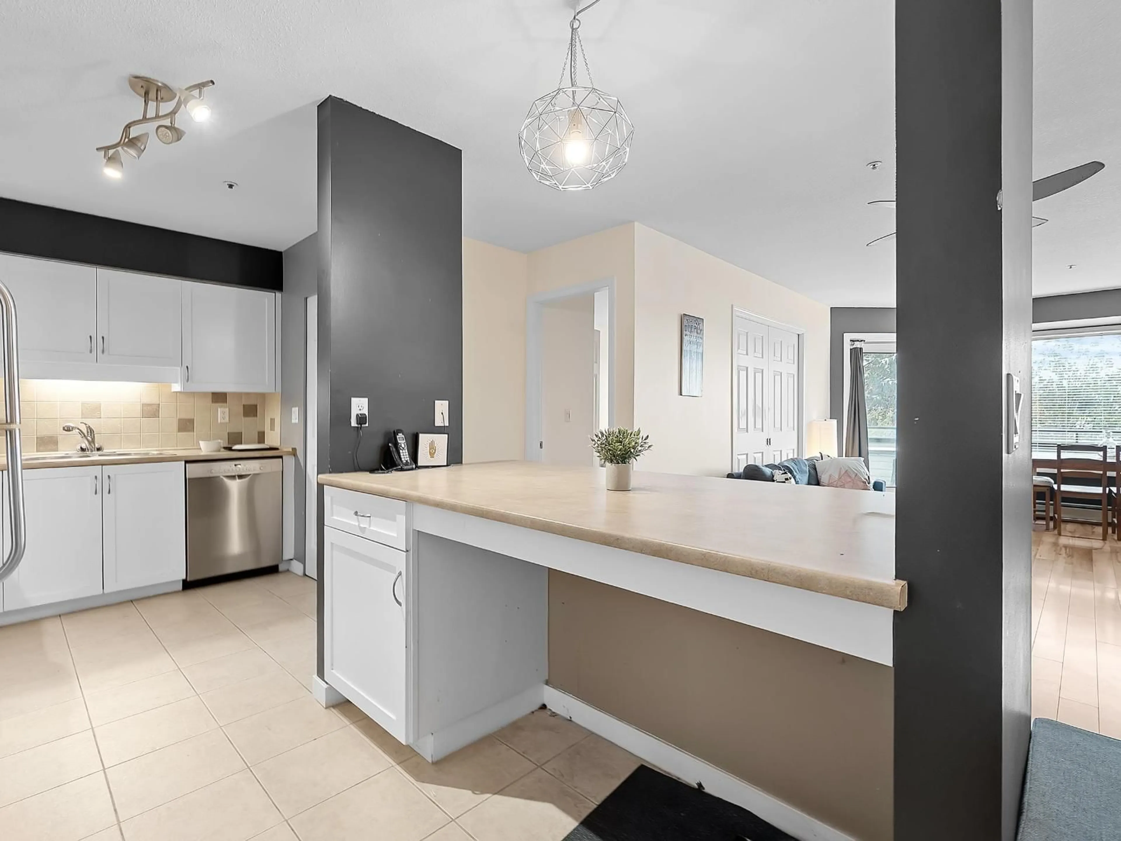 Open concept kitchen, ceramic/tile floor for 311 - 2700 MCCALLUM, Abbotsford British Columbia V2S6X9