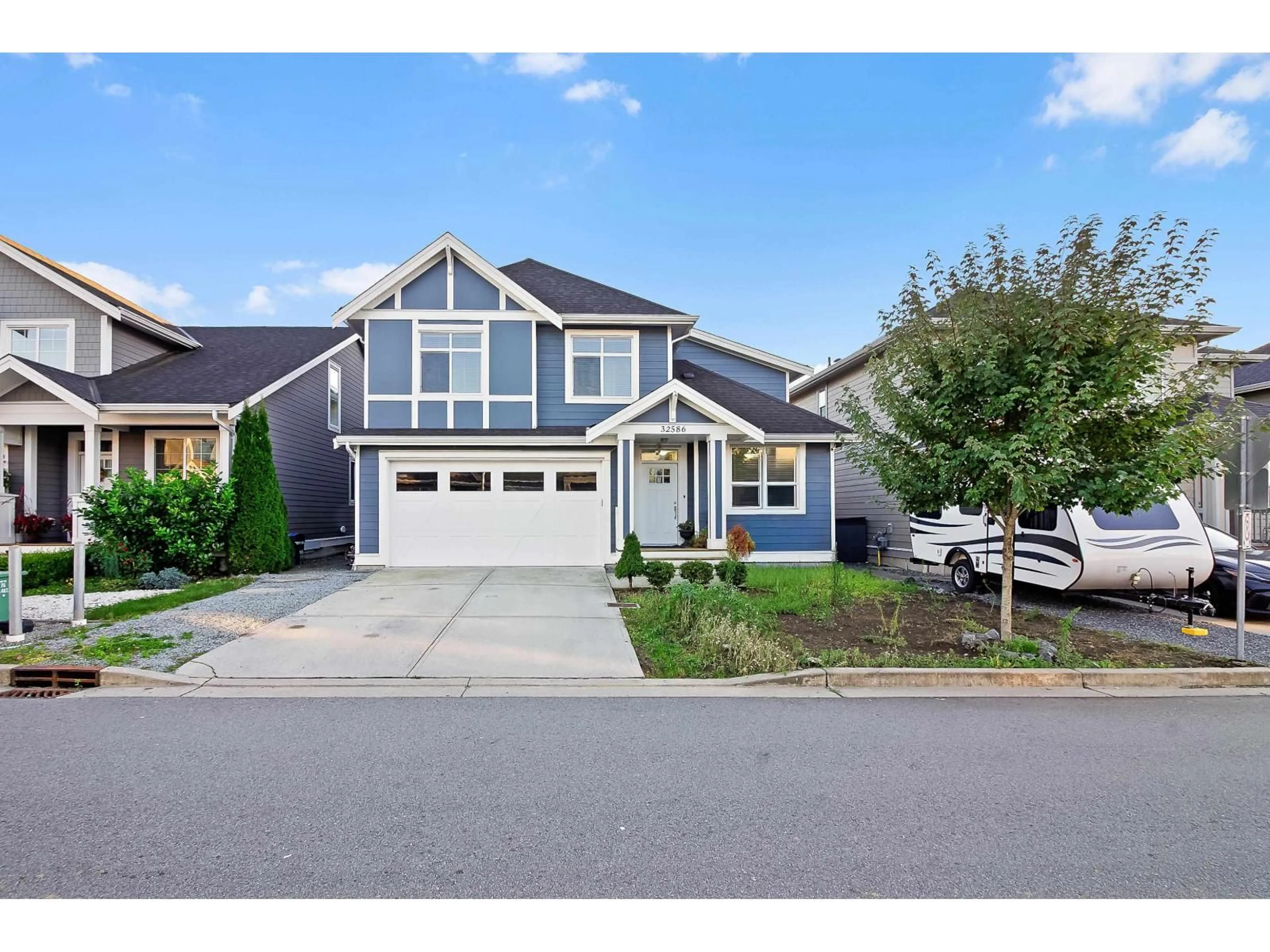 Home with vinyl exterior material, street for 32586 ROSS, Mission British Columbia V2V0G4