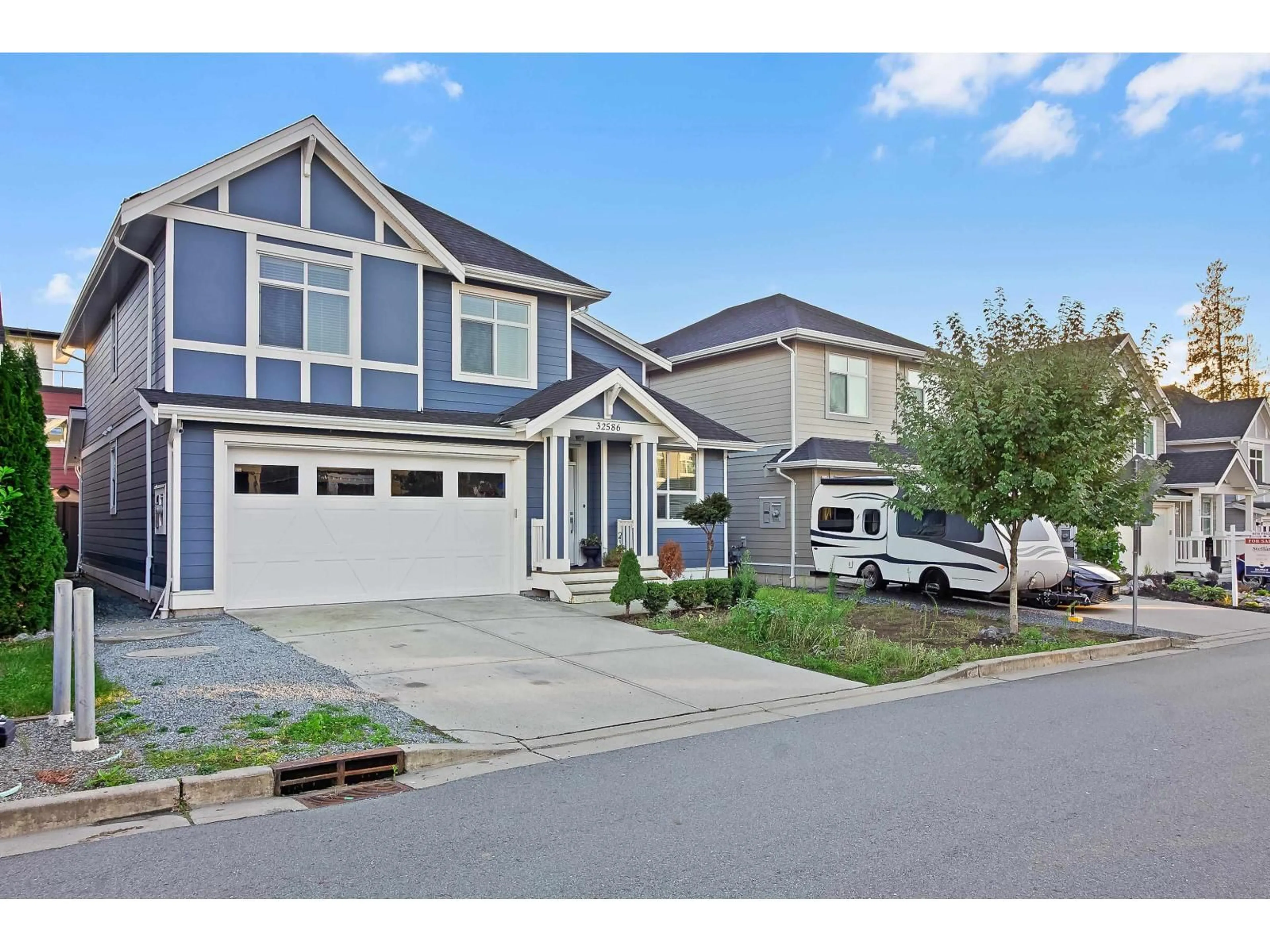 Home with vinyl exterior material, street for 32586 ROSS, Mission British Columbia V2V0G4