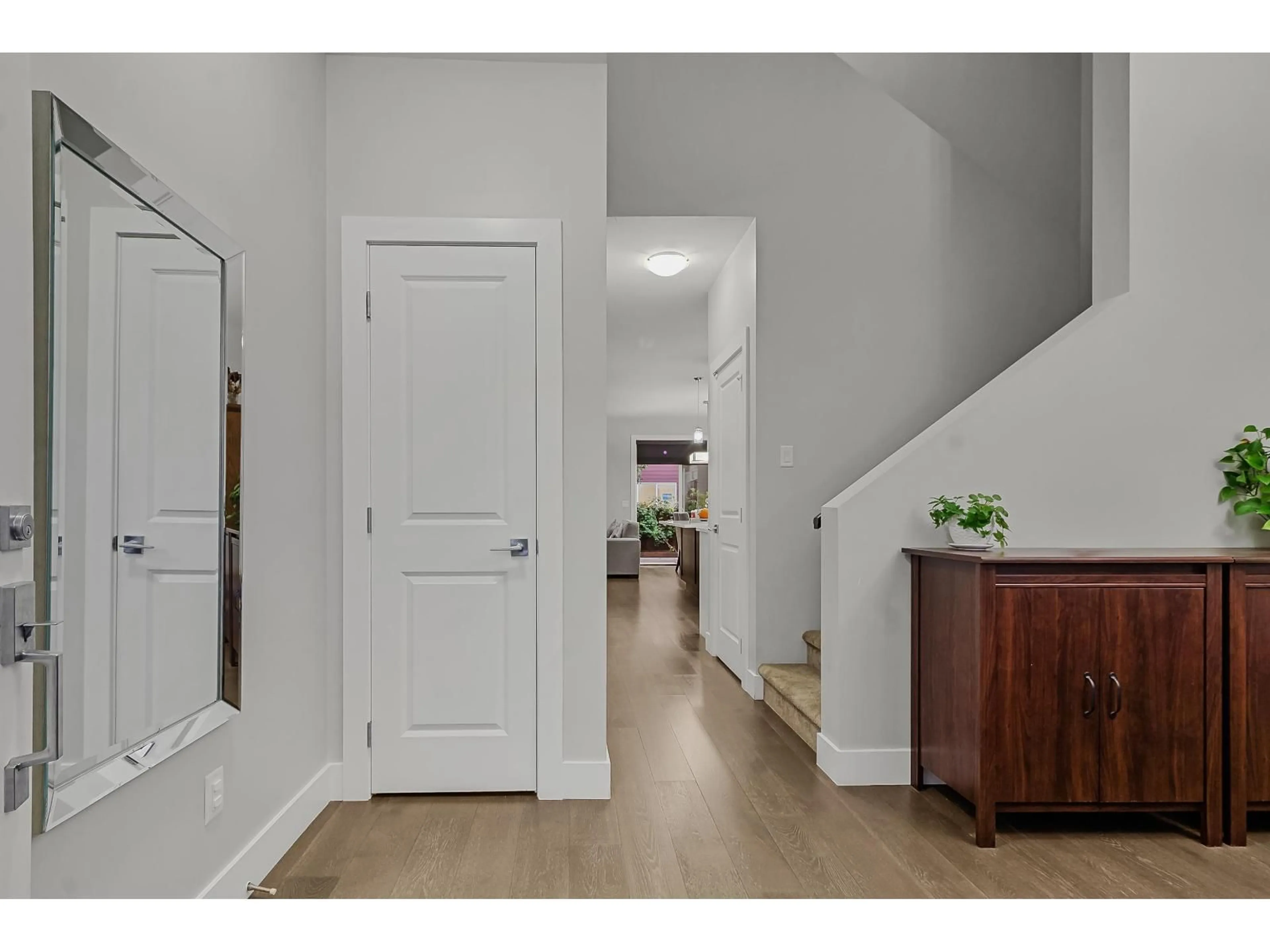 Indoor entryway for 32586 ROSS, Mission British Columbia V2V0G4