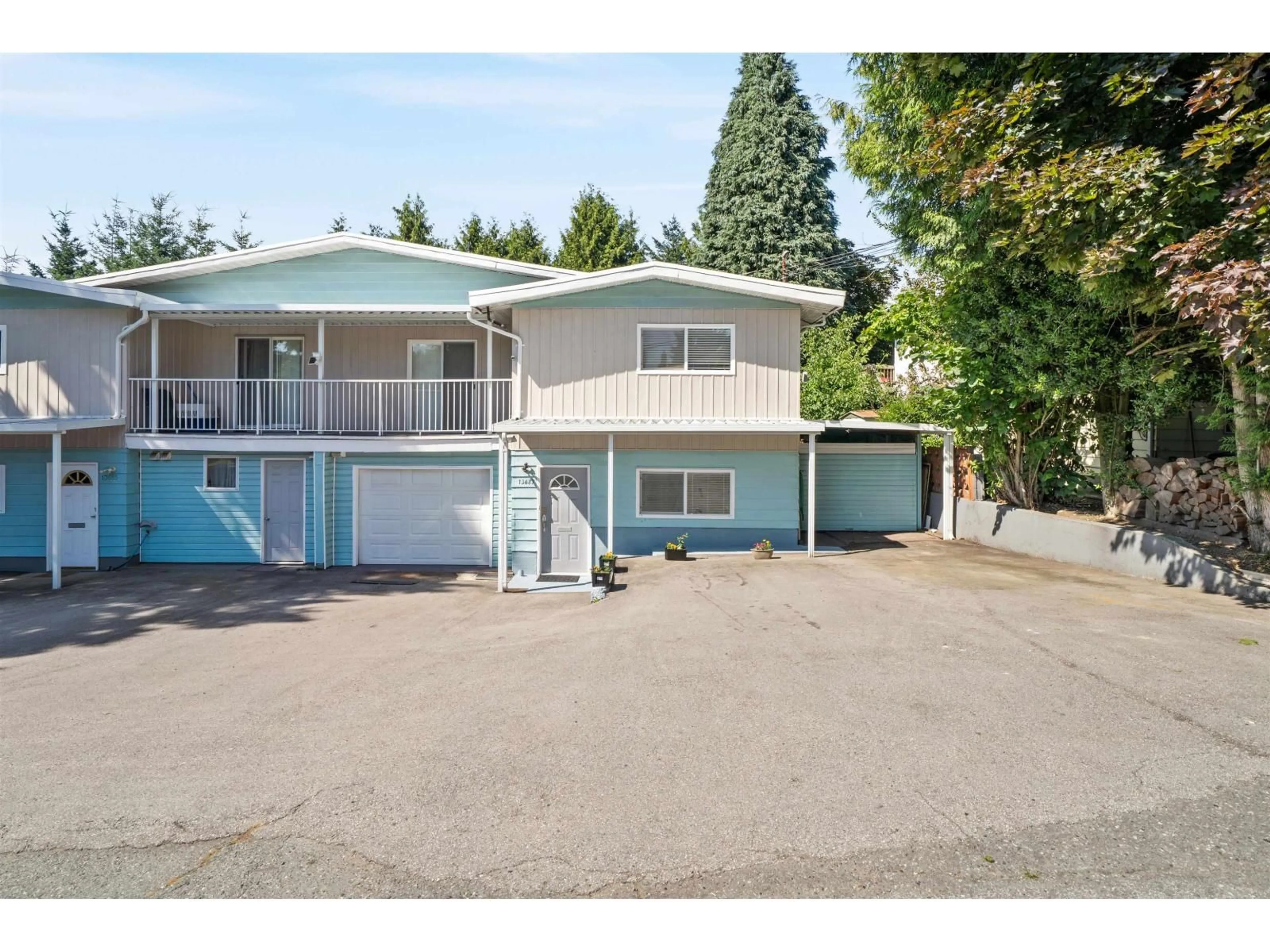 Home with vinyl exterior material, street for 13687 112, Surrey British Columbia V3R2G4