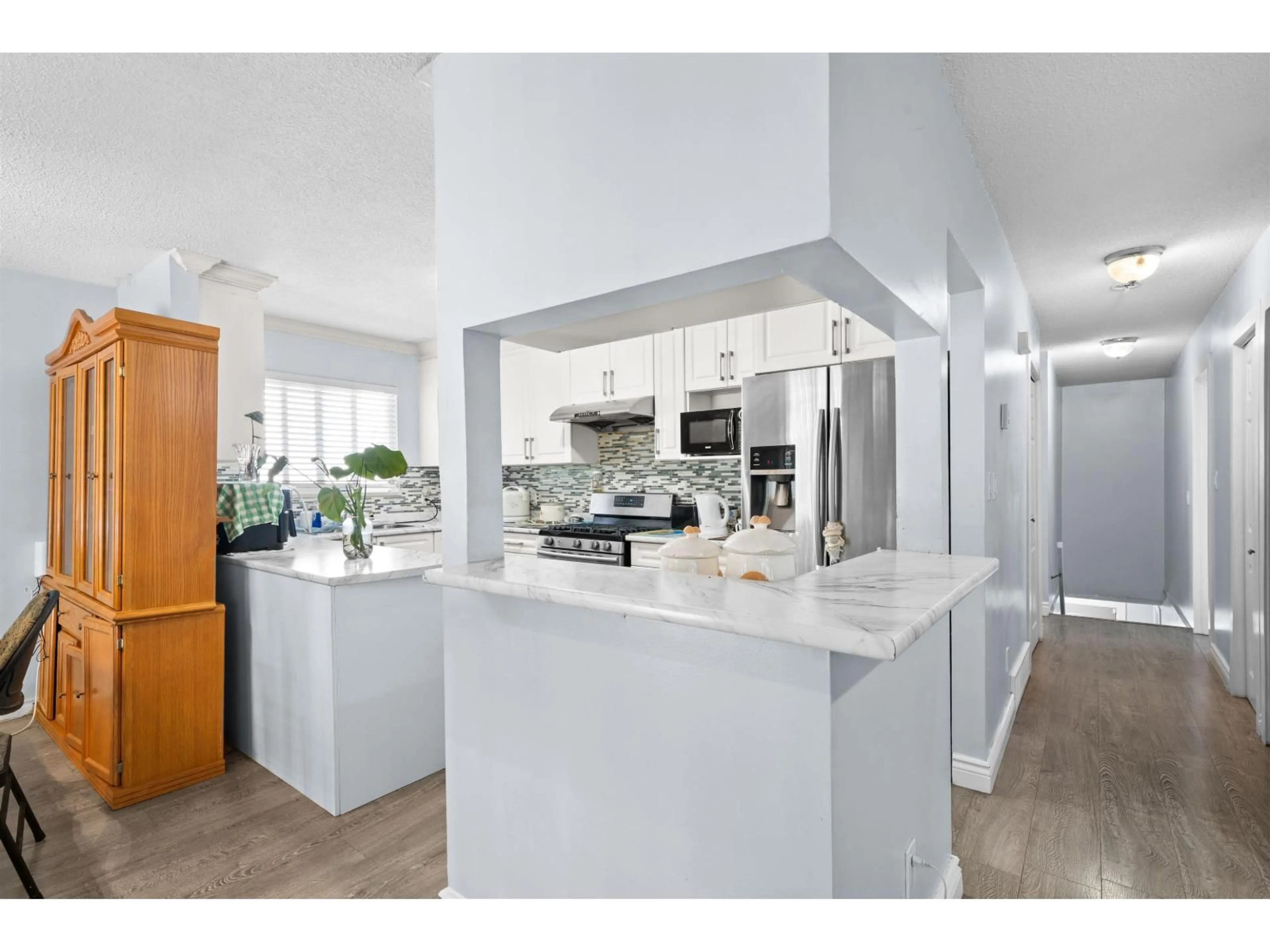 Open concept kitchen, ceramic/tile floor for 13687 112, Surrey British Columbia V3R2G4