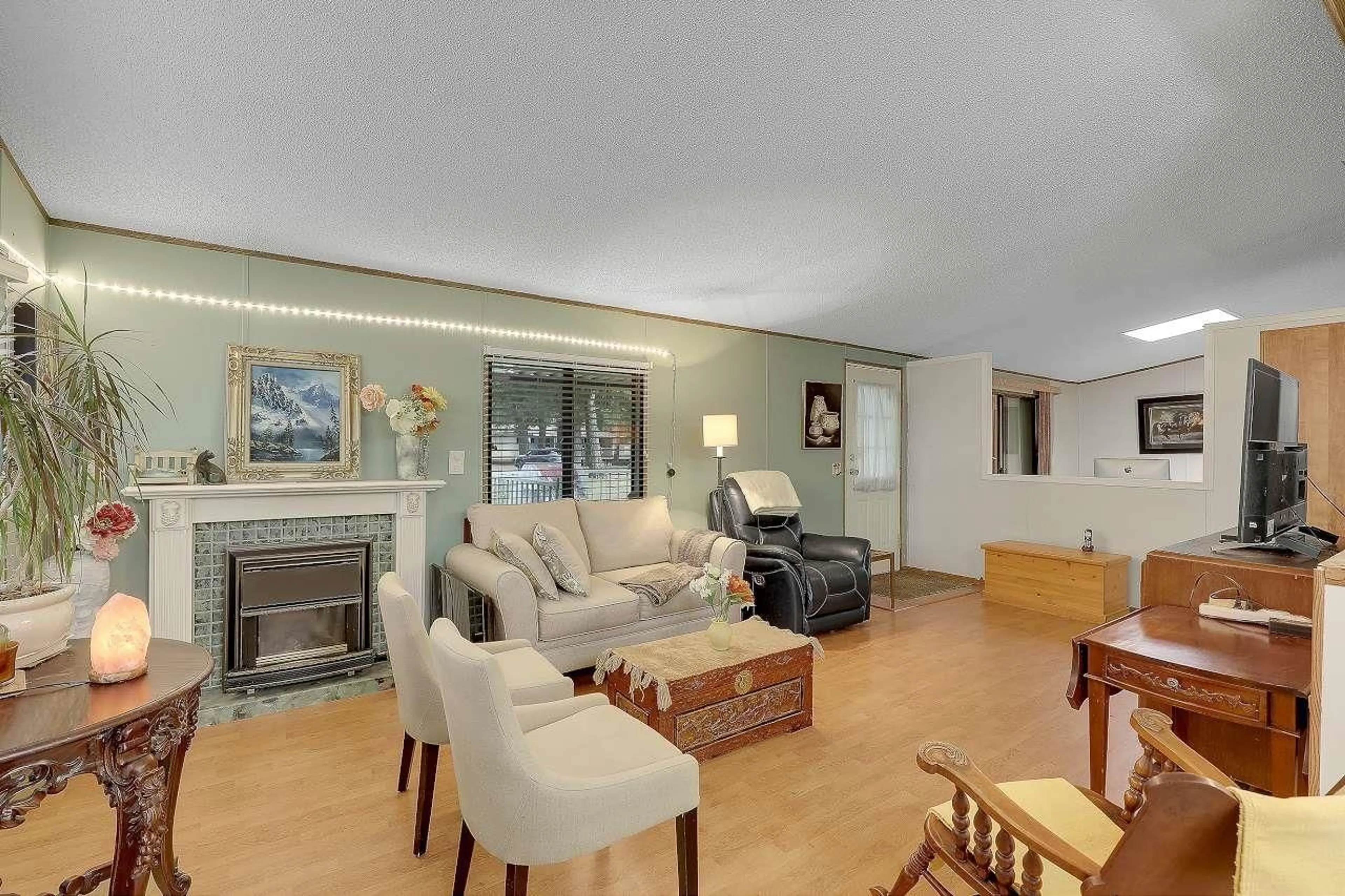 Living room with furniture, unknown for 226 - 20071 24, Langley British Columbia V2Z2A1