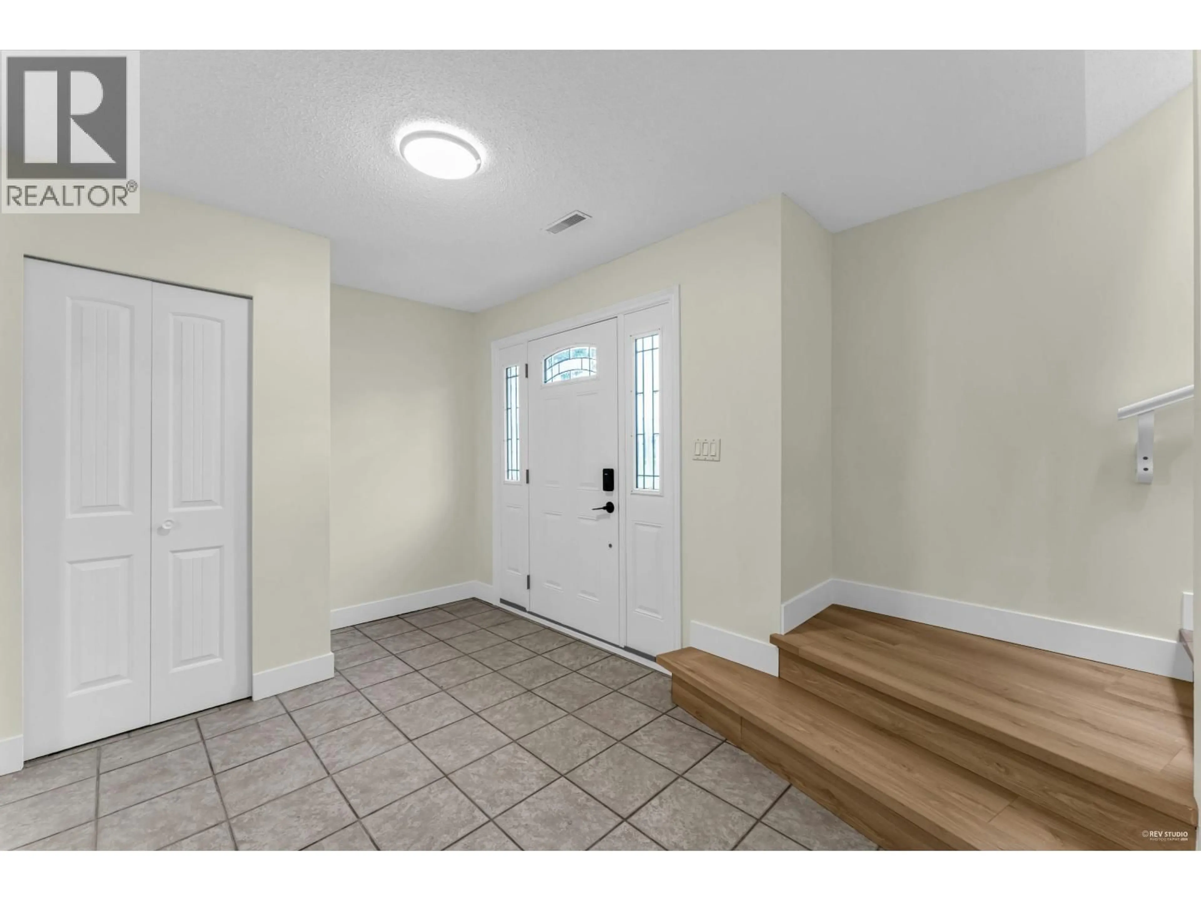 Indoor entryway for 4310 RIVER ROAD, Delta British Columbia V4K1S1