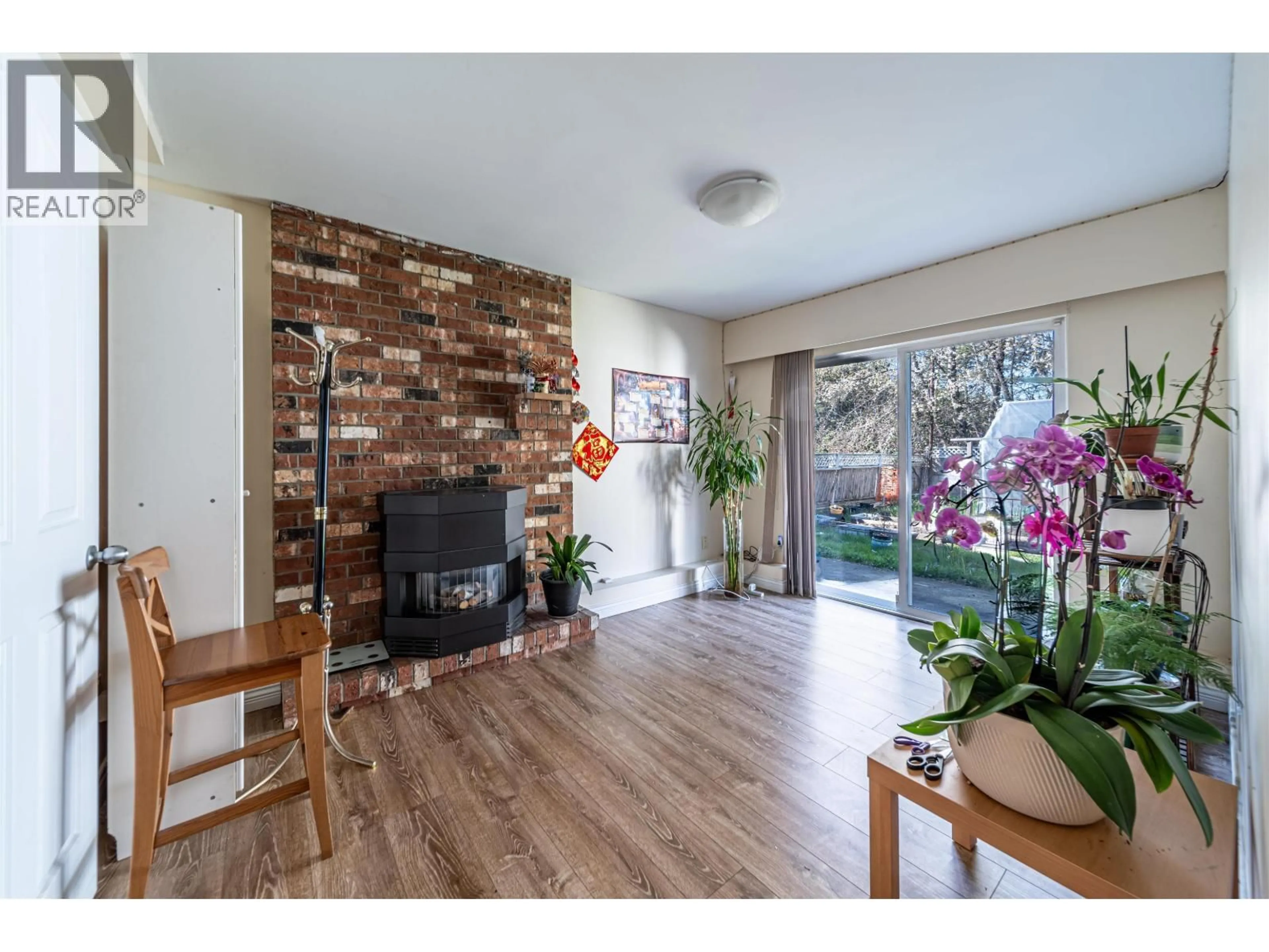 Living room with furniture, wood/laminate floor for 10571 BISSETT DRIVE, Richmond British Columbia V7A4K8
