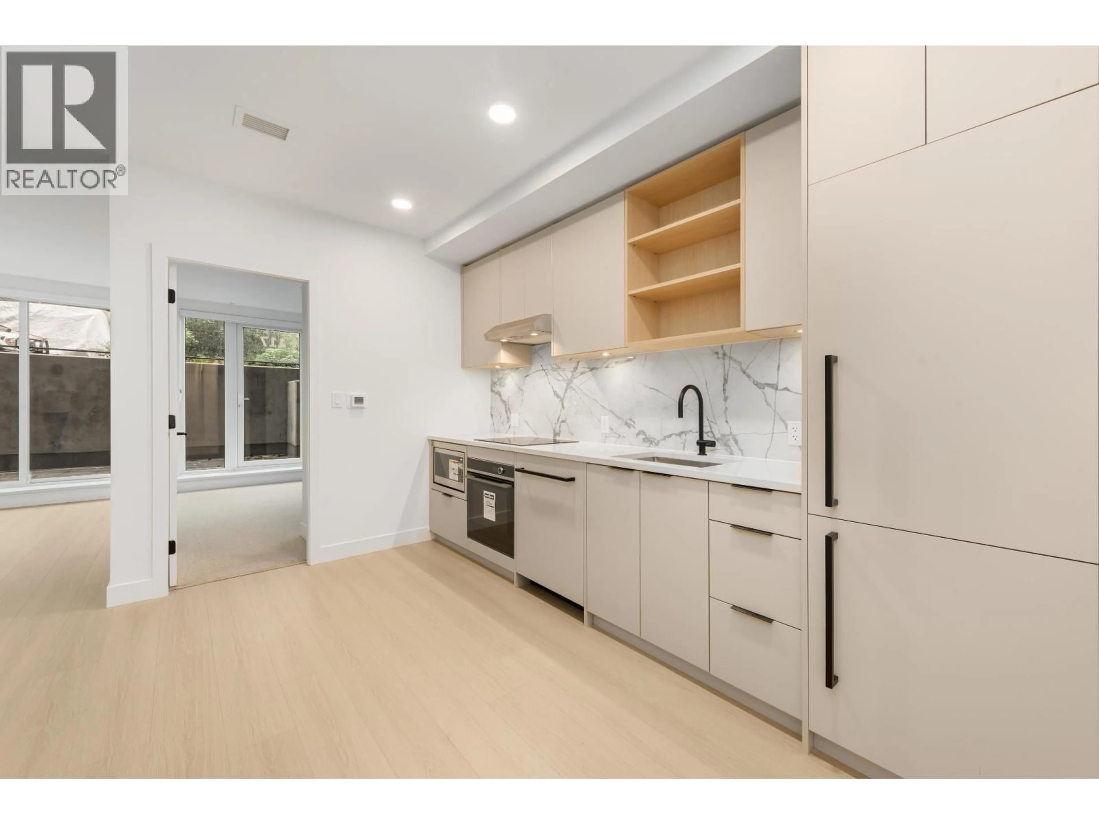 Open concept kitchen, ceramic/tile floor for 117 - 422 3RD STREET, North Vancouver British Columbia V7L0K1