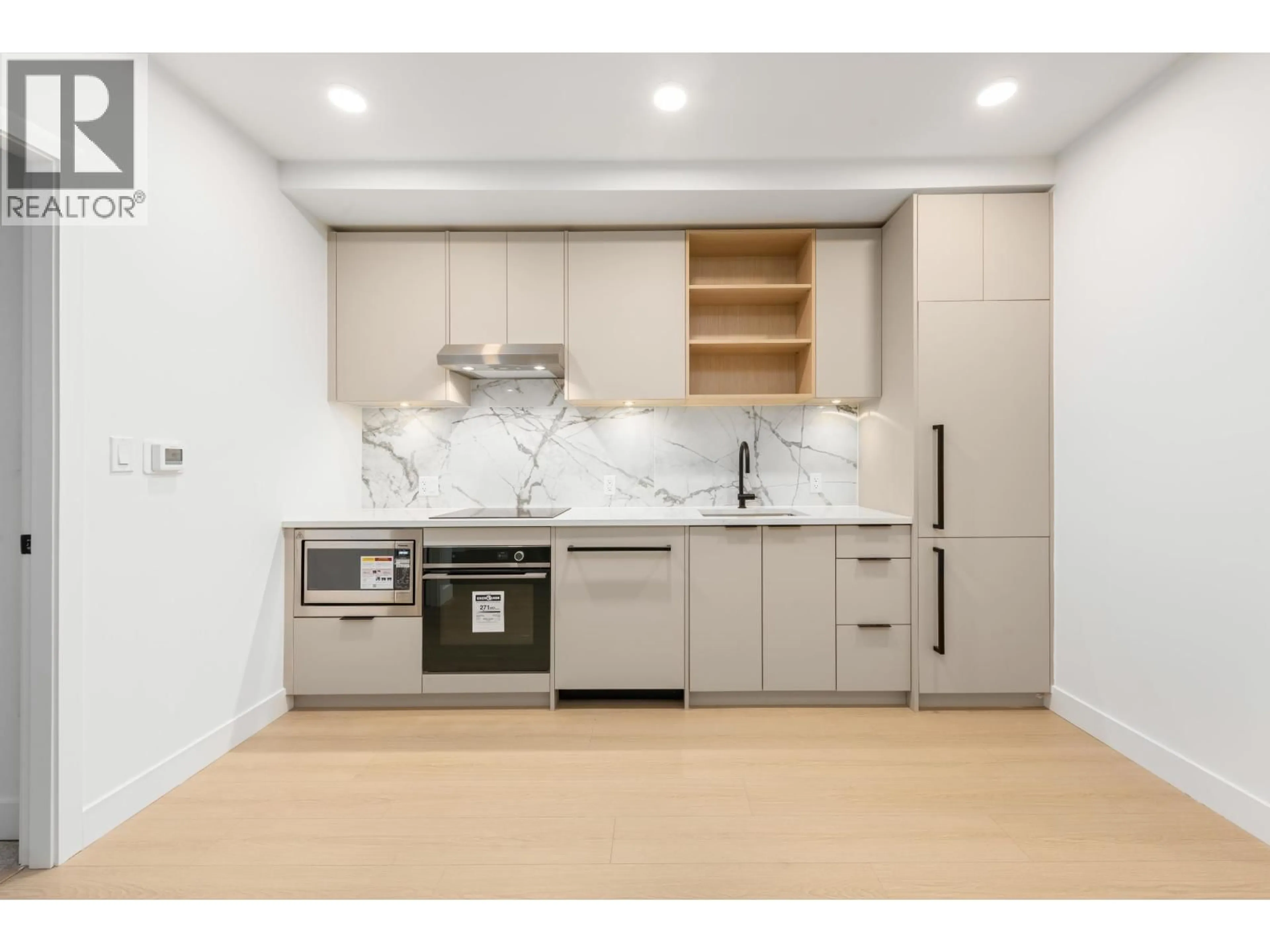 Standard kitchen, unknown for 117 - 422 3RD STREET, North Vancouver British Columbia V7L0K1