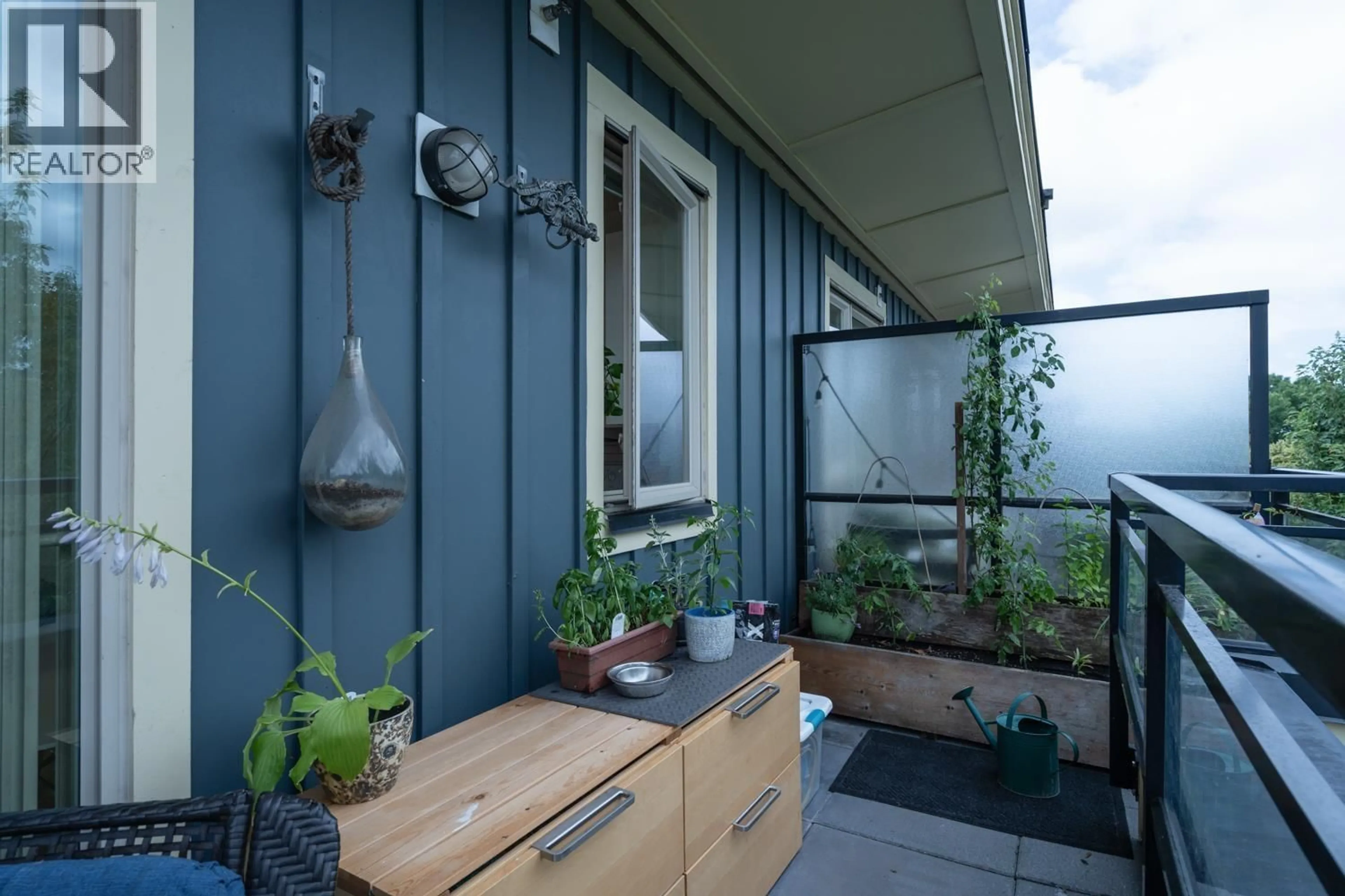 Patio, street for PH1 - 688 17TH AVENUE, Vancouver British Columbia V5V0A8