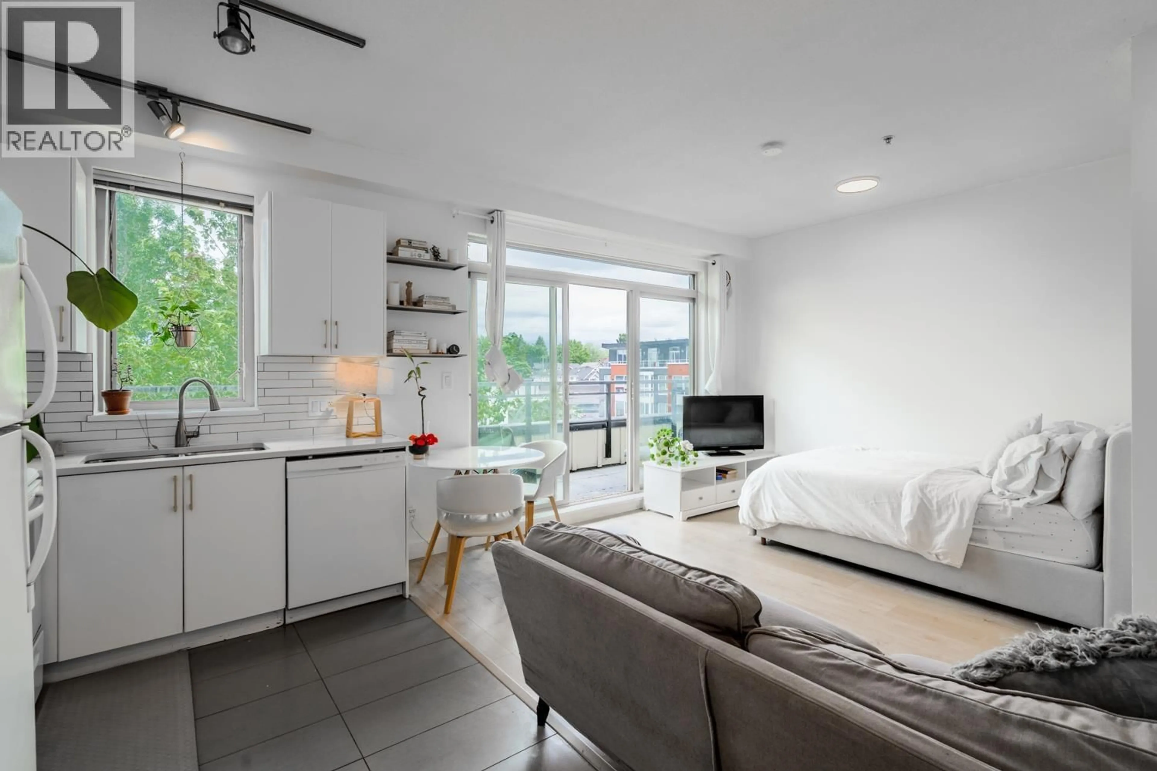 Living room with furniture, unknown for PH1 - 688 17TH AVENUE, Vancouver British Columbia V5V0A8