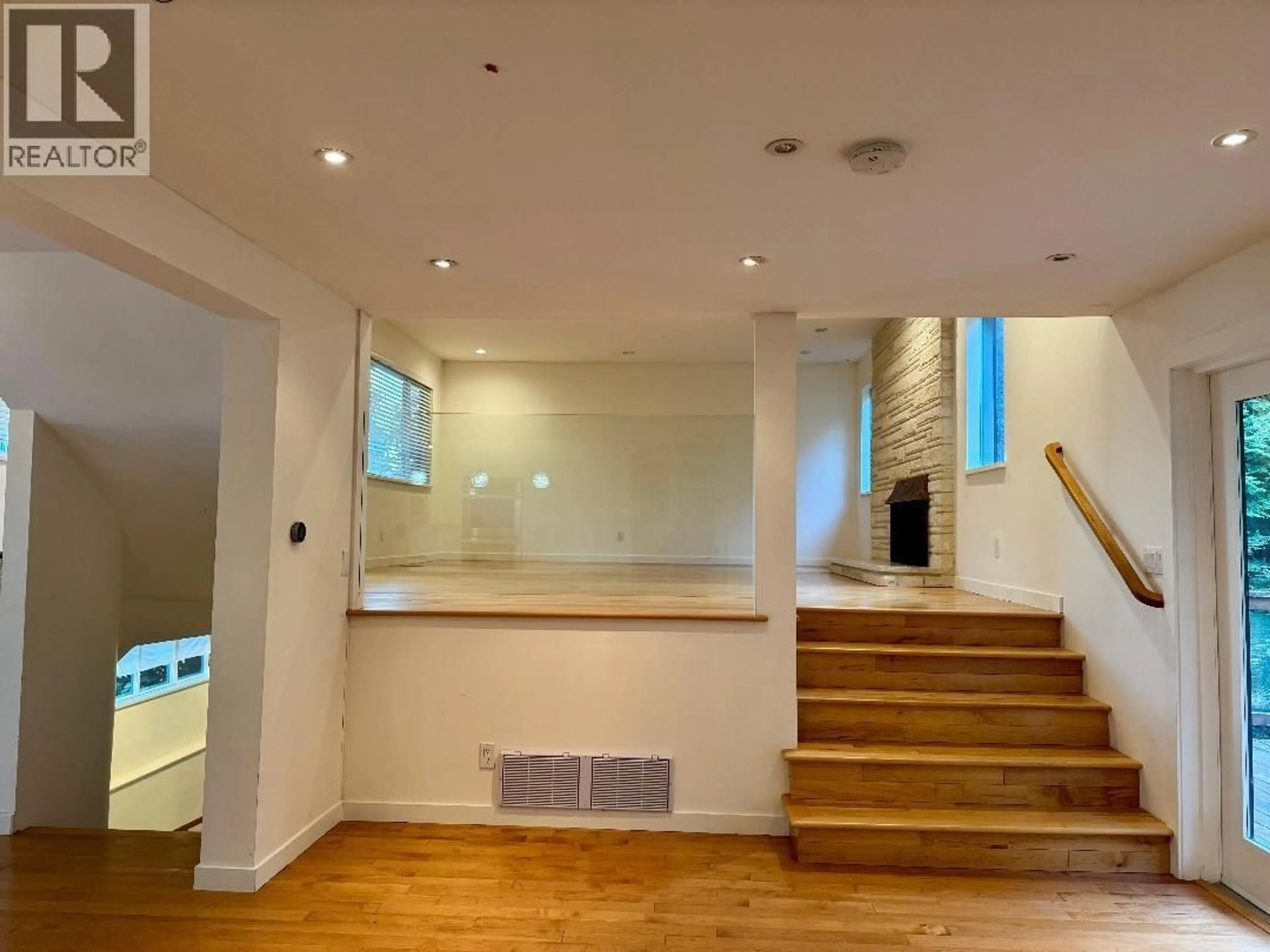 Indoor foyer for 5257 SONORA DRIVE, North Vancouver British Columbia V7R3V7