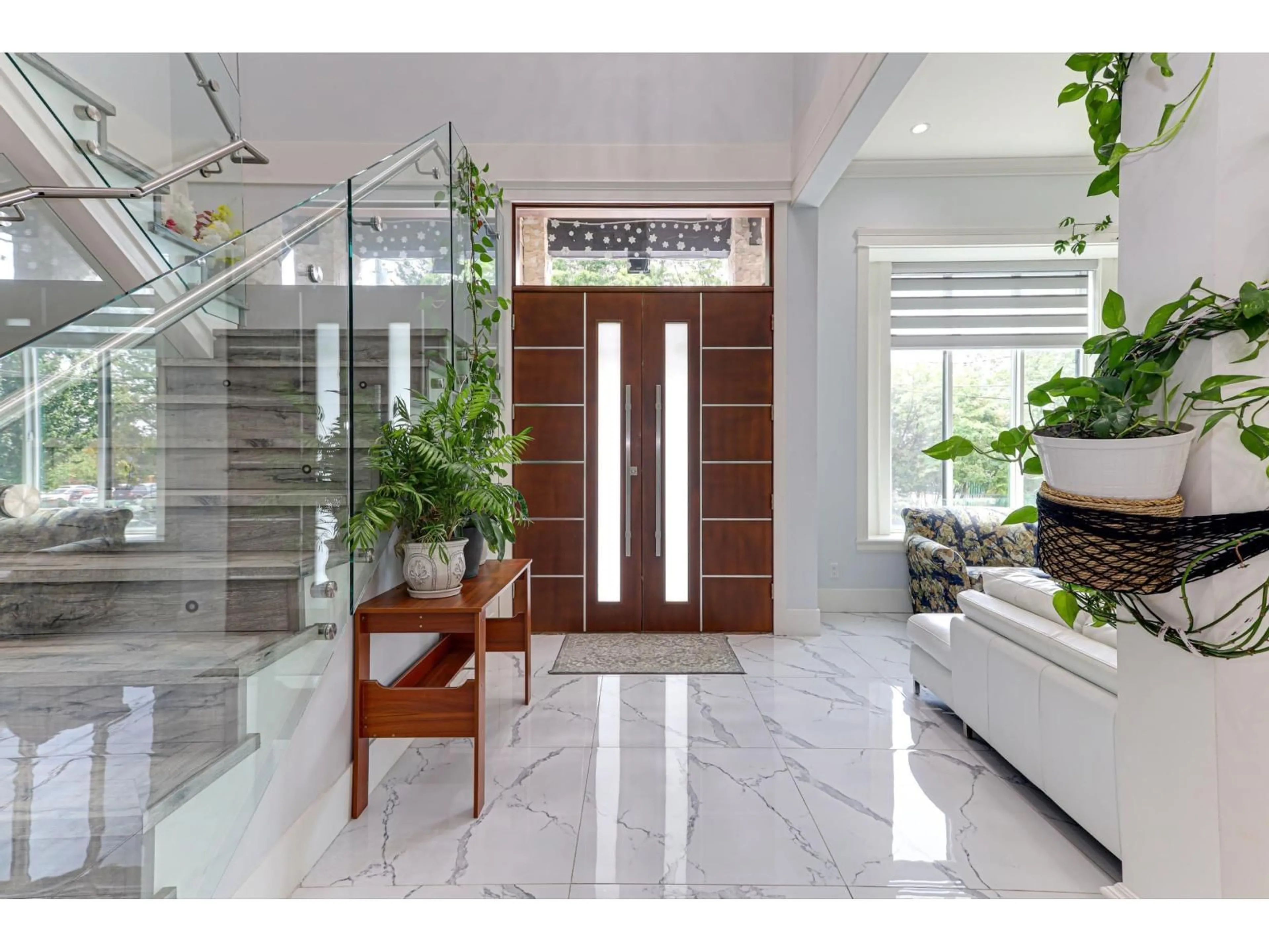 Indoor entryway for 12187 71, Surrey British Columbia V3W0T2