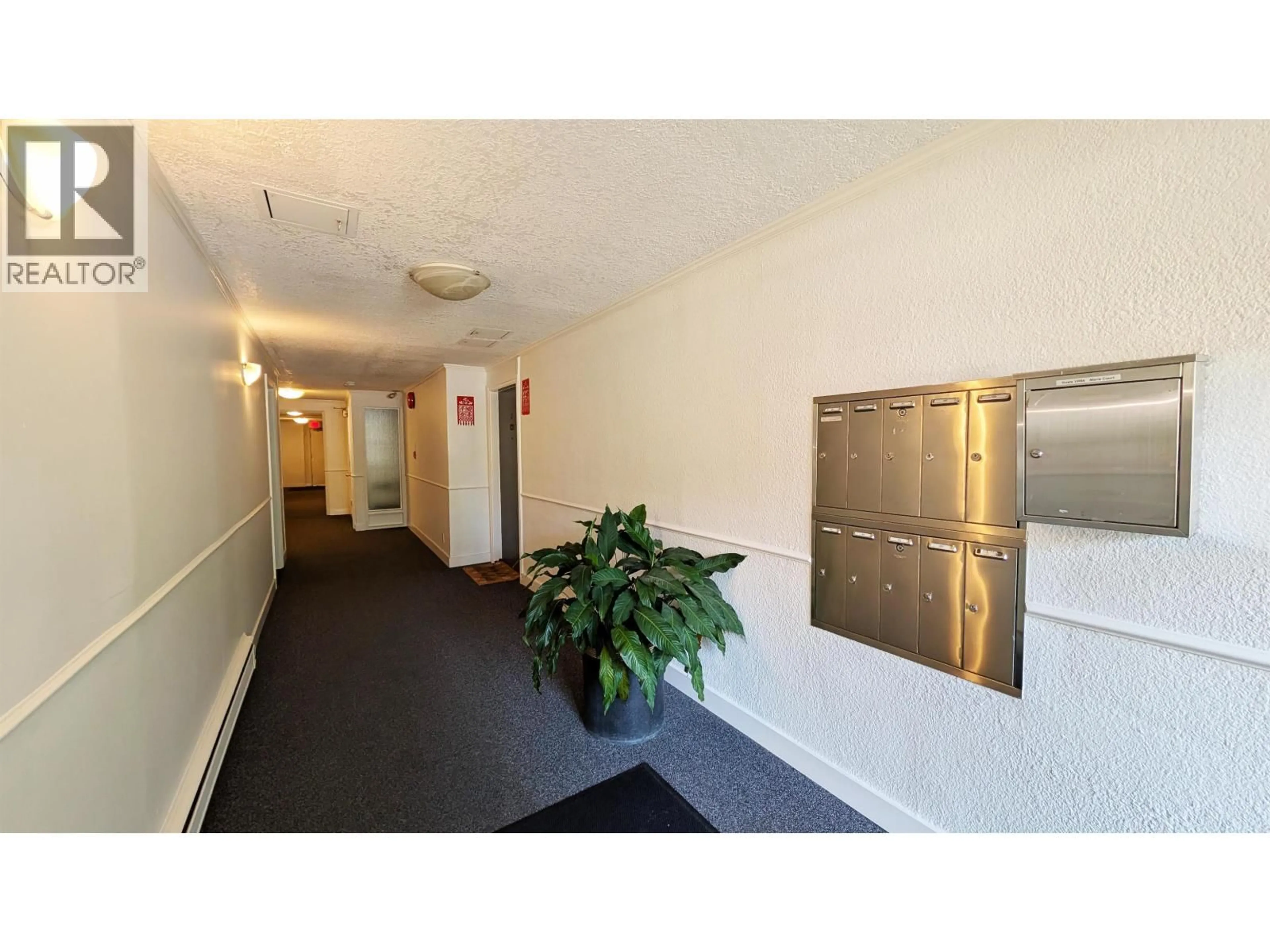 Indoor foyer for 101 - 1075 13TH AVENUE, Vancouver British Columbia V6H1N1