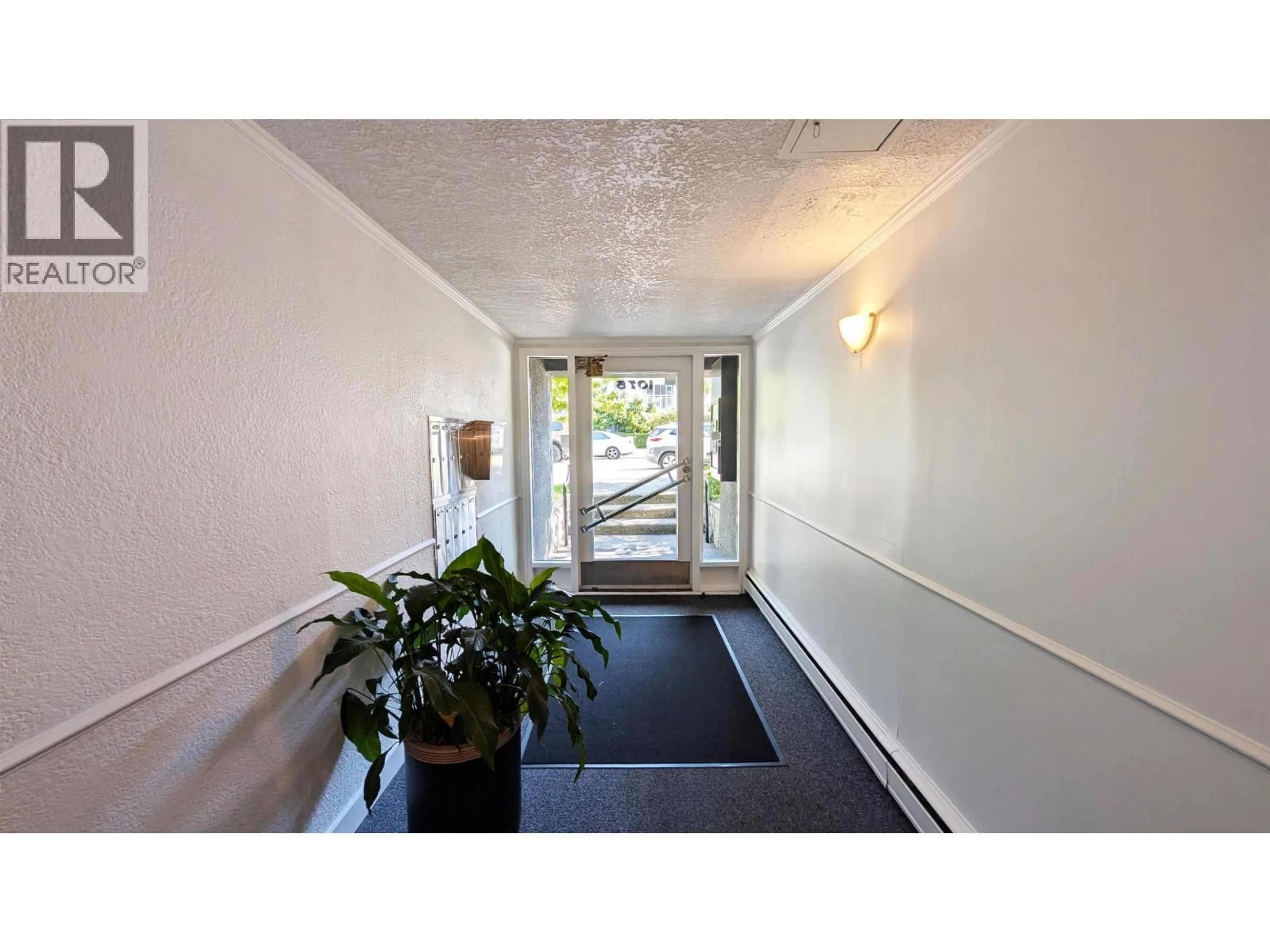 Indoor foyer for 101 - 1075 13TH AVENUE, Vancouver British Columbia V6H1N1