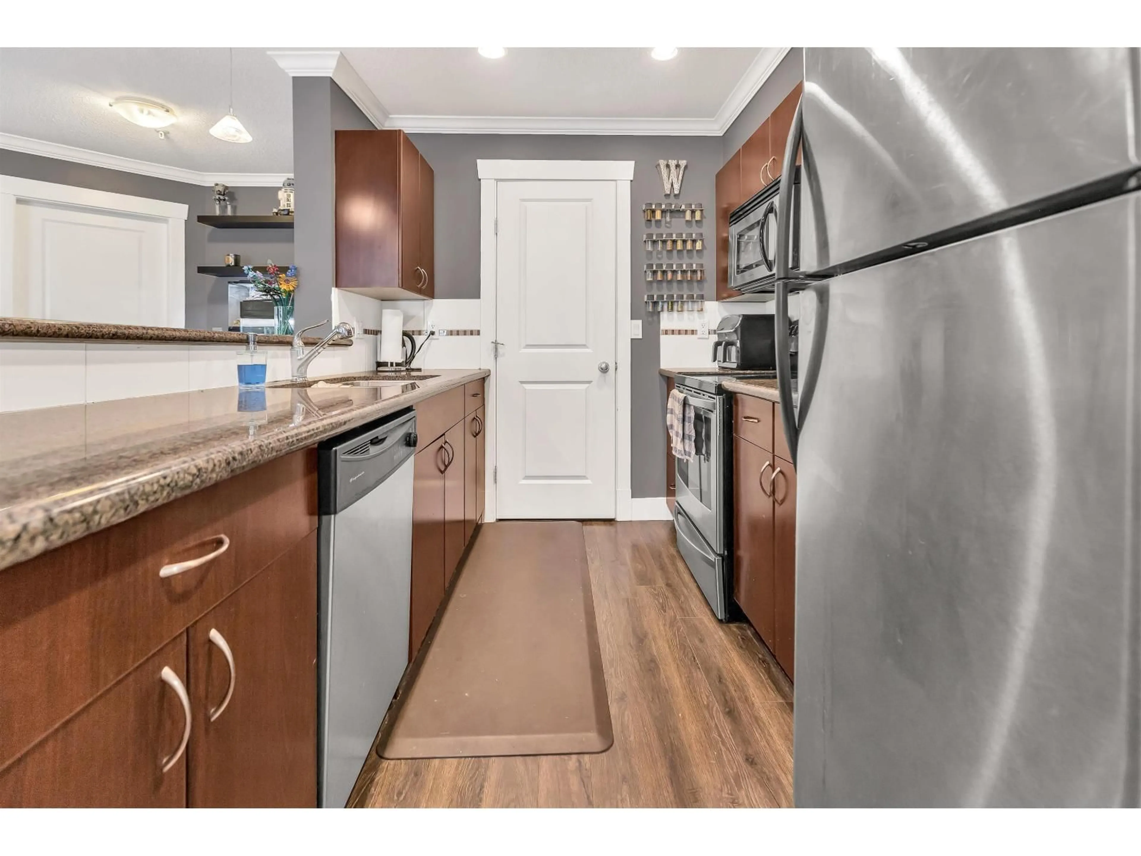 Standard kitchen, wood/laminate floor for 108 - 33255 OLD YALE, Abbotsford British Columbia V2S8R2