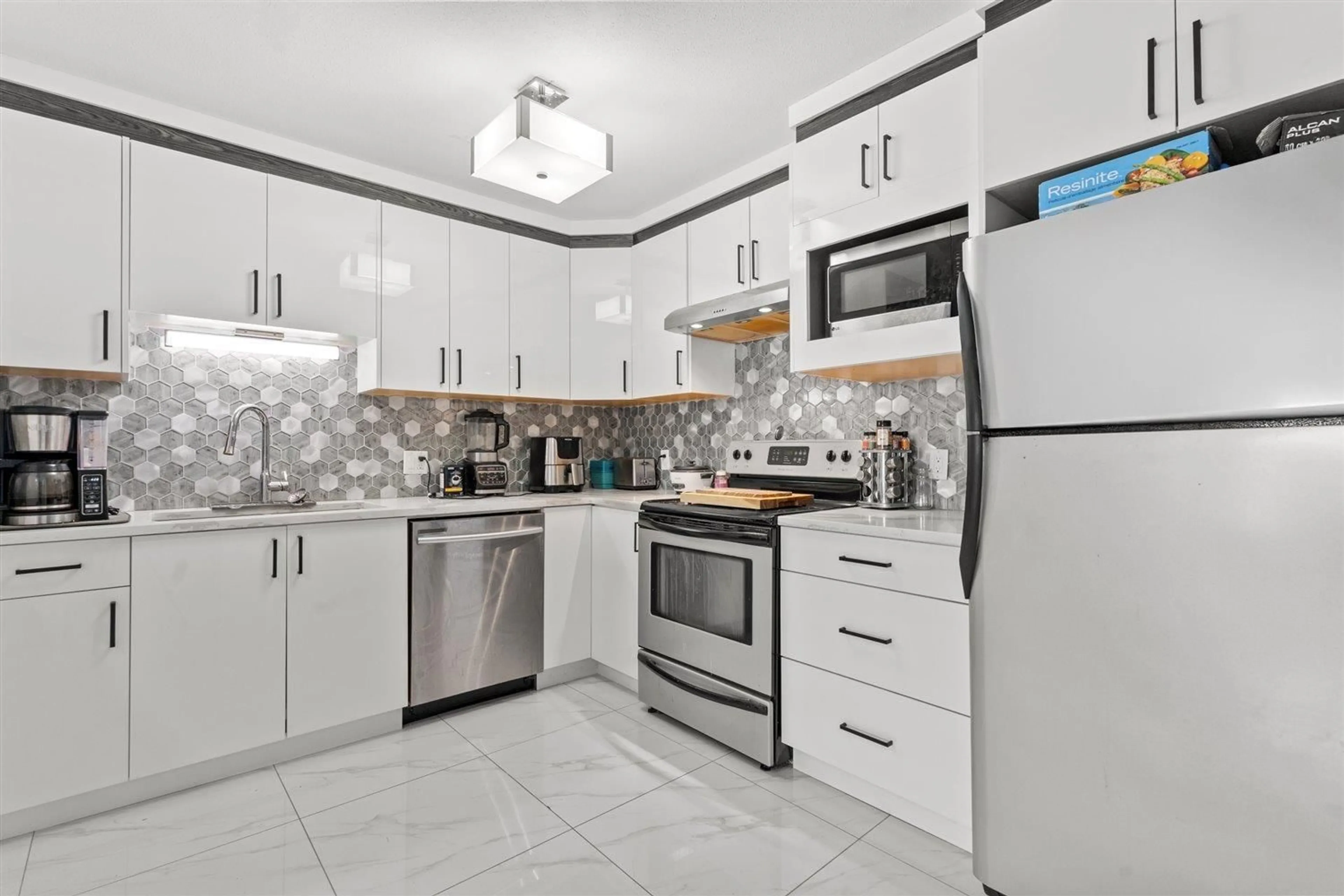 Standard kitchen, ceramic/tile floor for 406 - 33708 KING, Abbotsford British Columbia V2S8C6