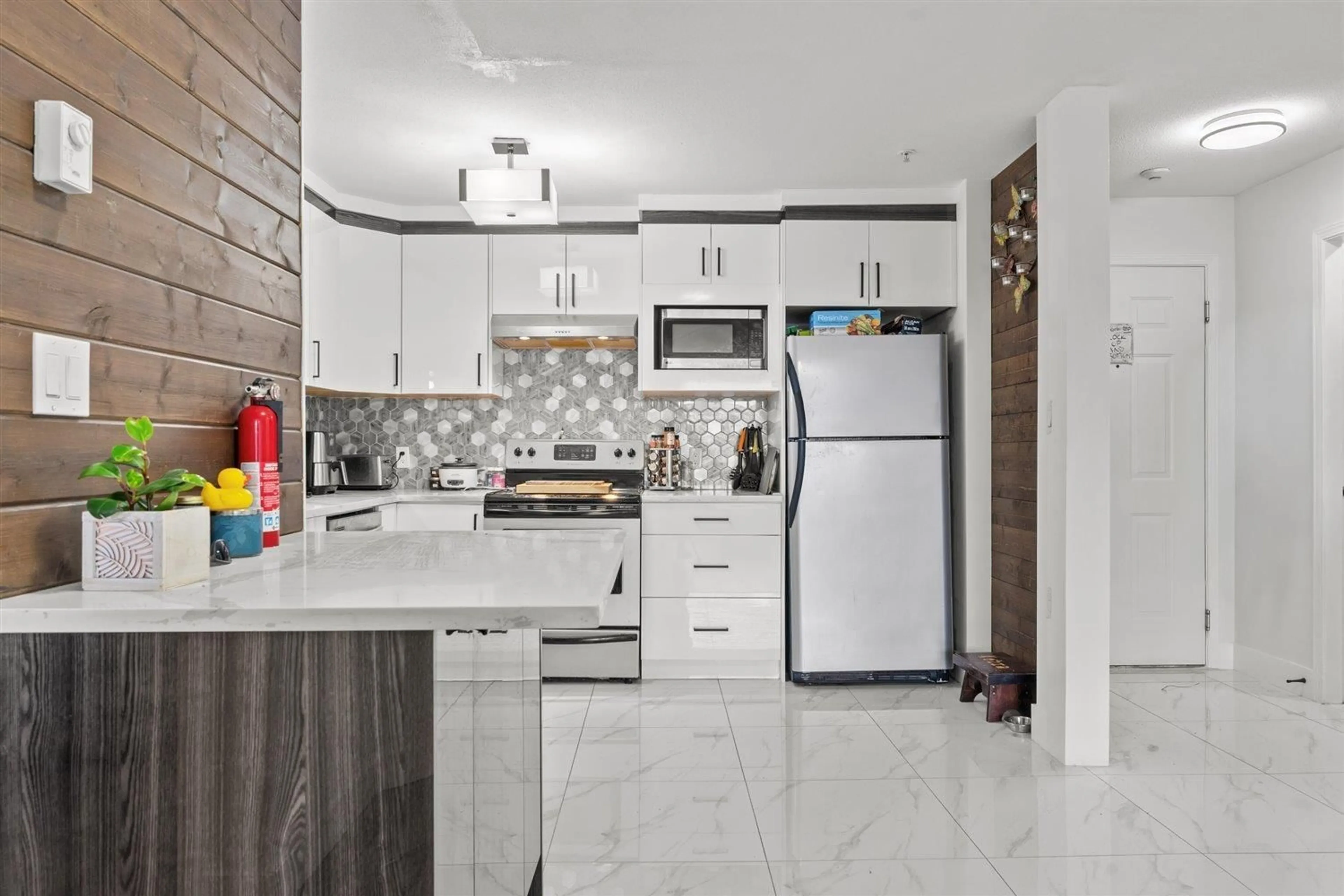 Open concept kitchen, ceramic/tile floor for 406 - 33708 KING, Abbotsford British Columbia V2S8C6