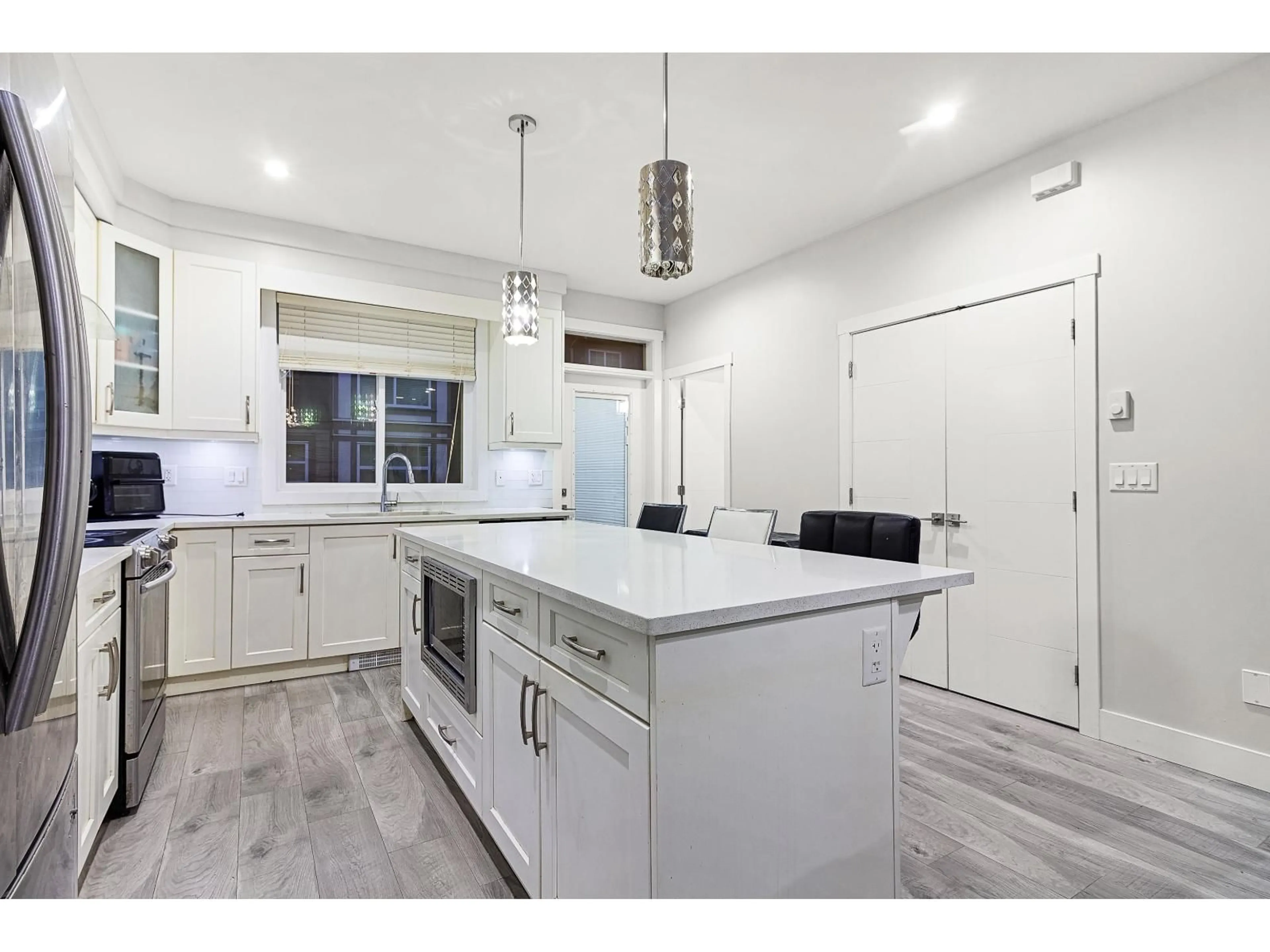 Open concept kitchen, ceramic/tile floor for 102 - 15170 60, Surrey British Columbia V3S0A3