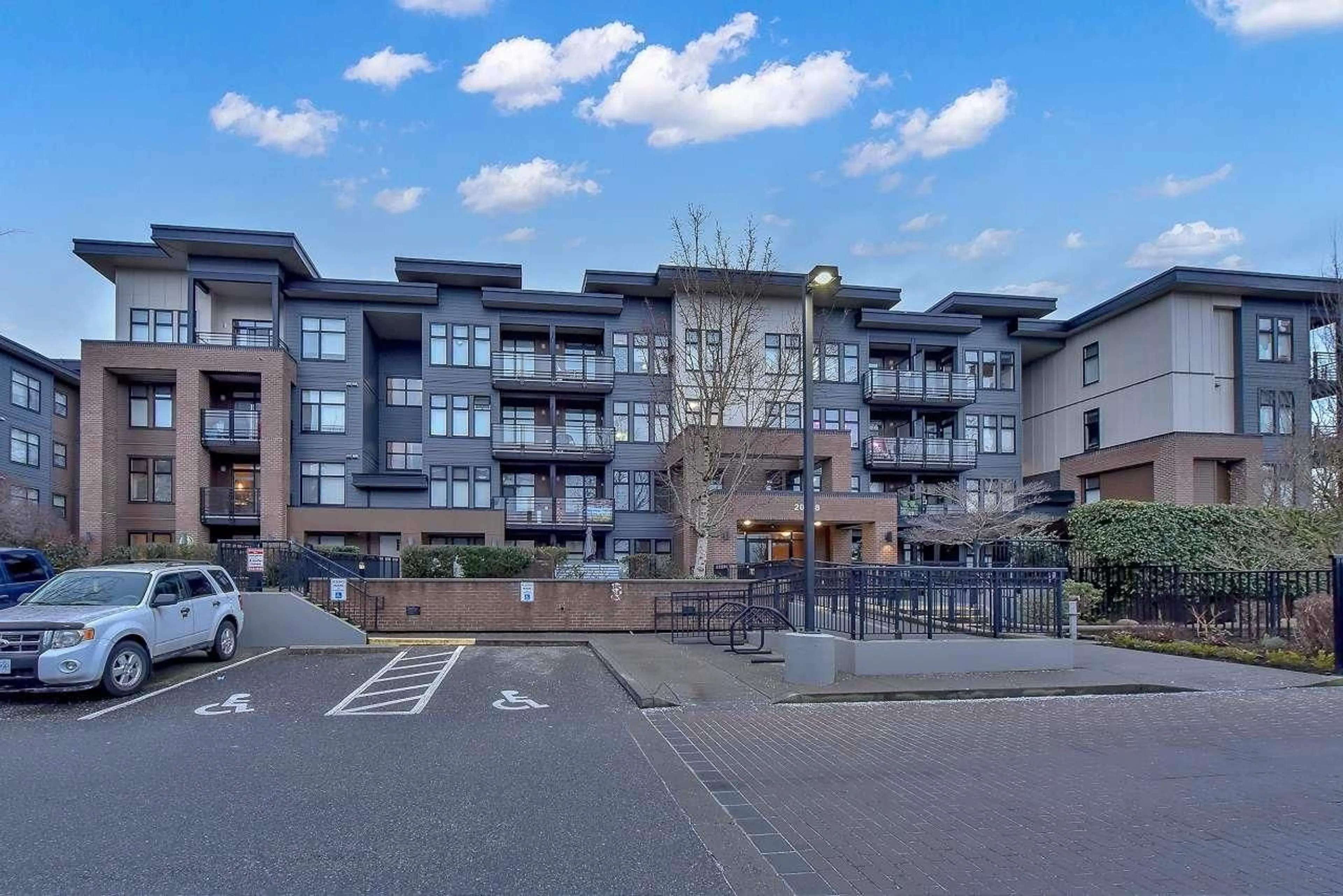 A pic from outside/outdoor area/front of a property/back of a property/a pic from drone, unknown for 301 - 20058 FRASER, Langley British Columbia V3A0E5