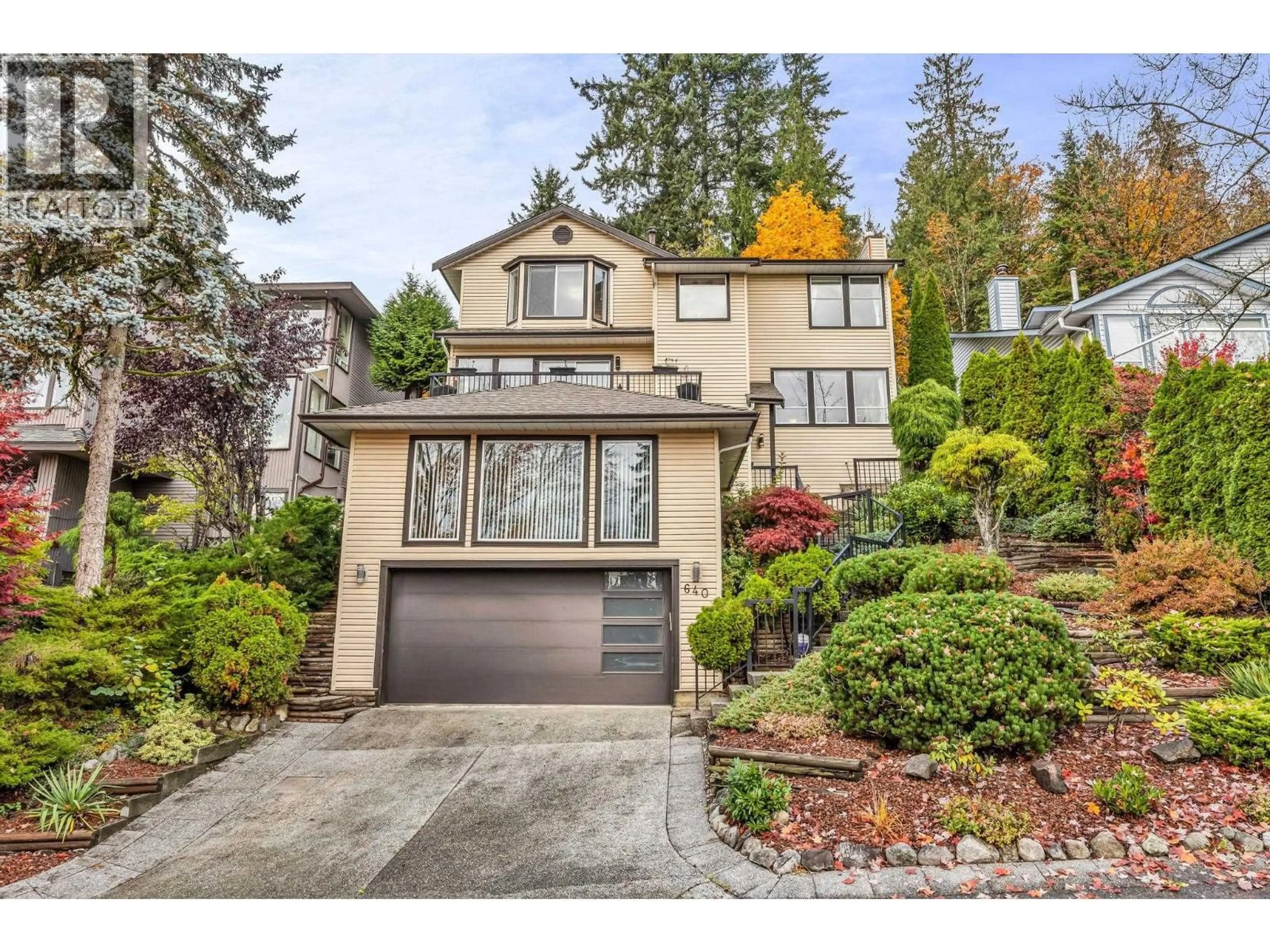 Home with vinyl exterior material, street for 640 THURSTON CLOSE, Port Moody British Columbia V3H4J3