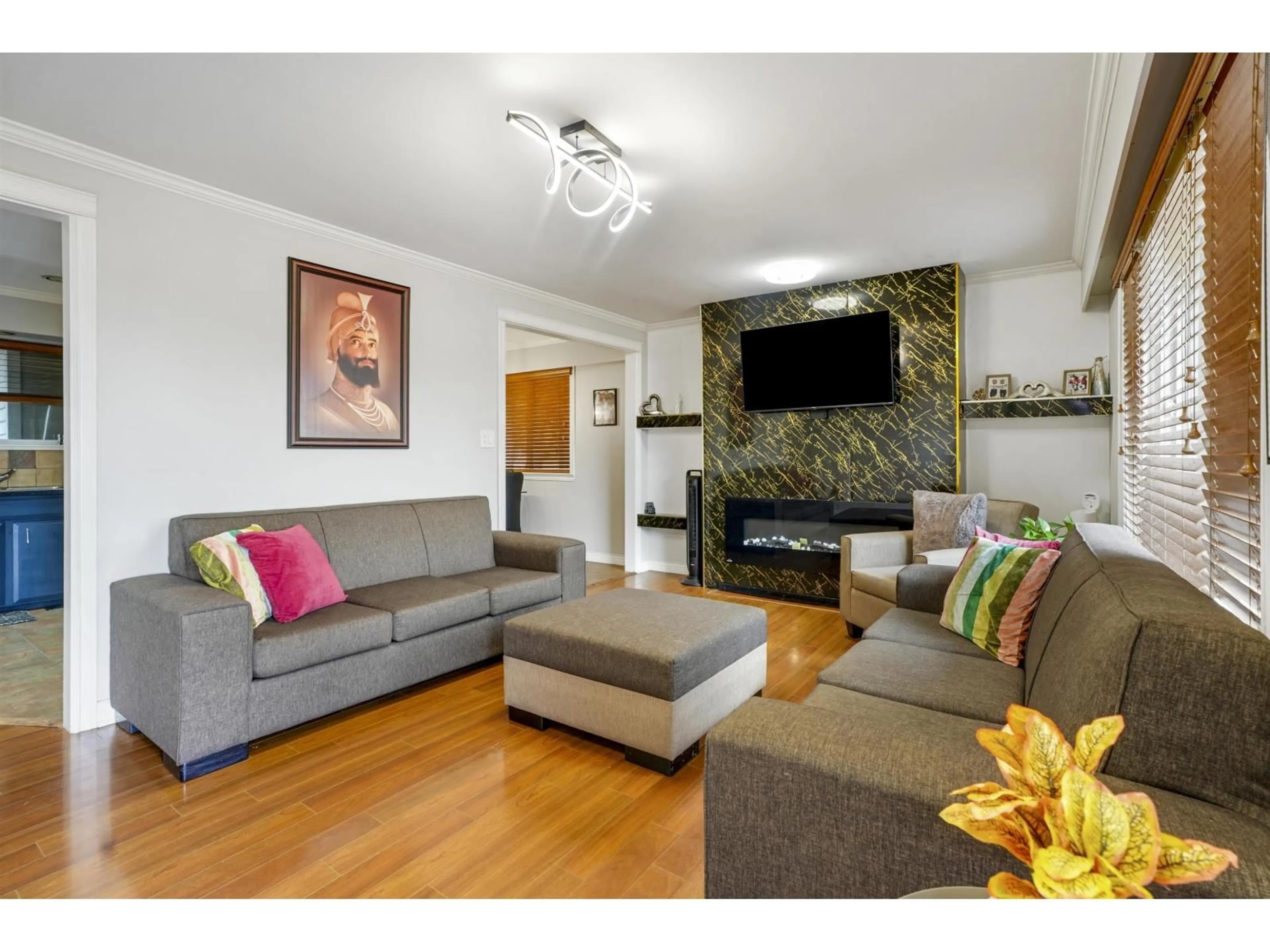 Living room with furniture, wood/laminate floor for 14375 68, Surrey British Columbia V3W2H5