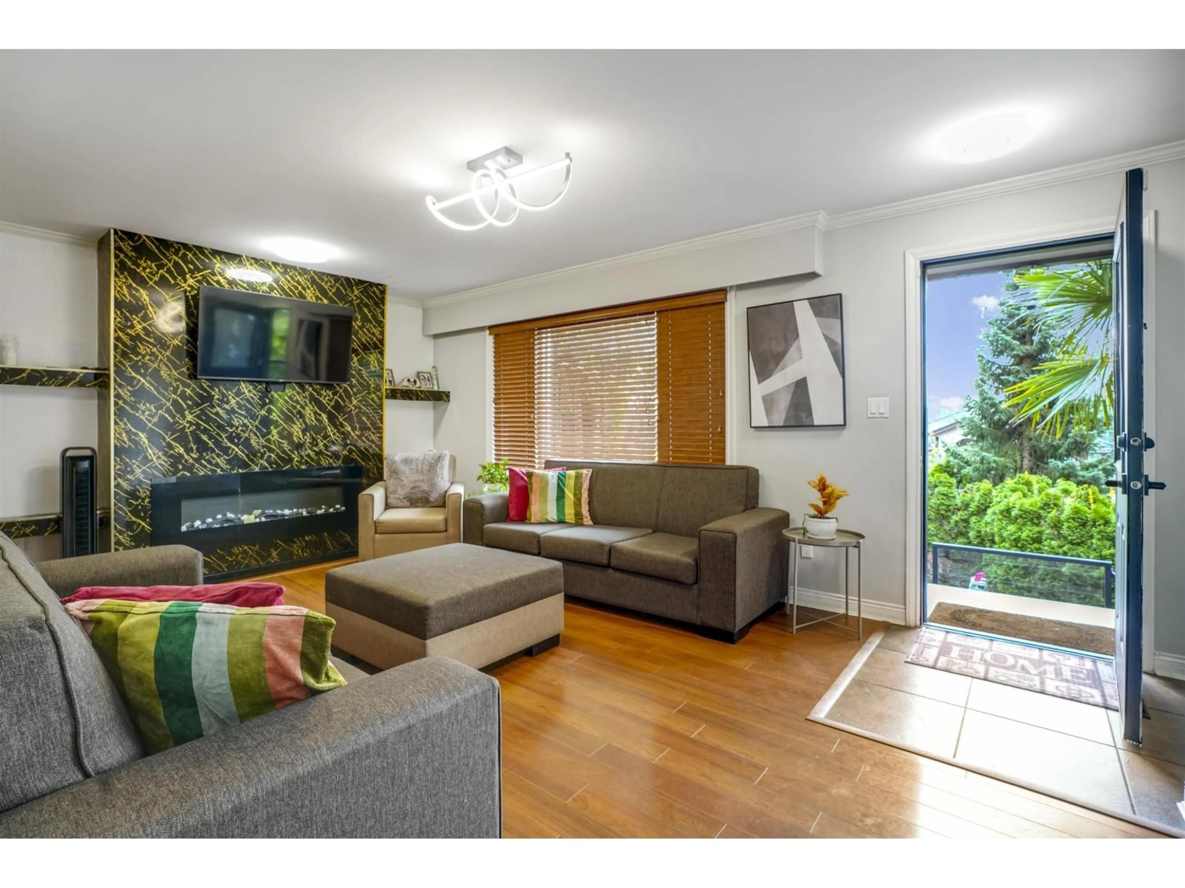 Living room with furniture, unknown for 14375 68, Surrey British Columbia V3W2H5