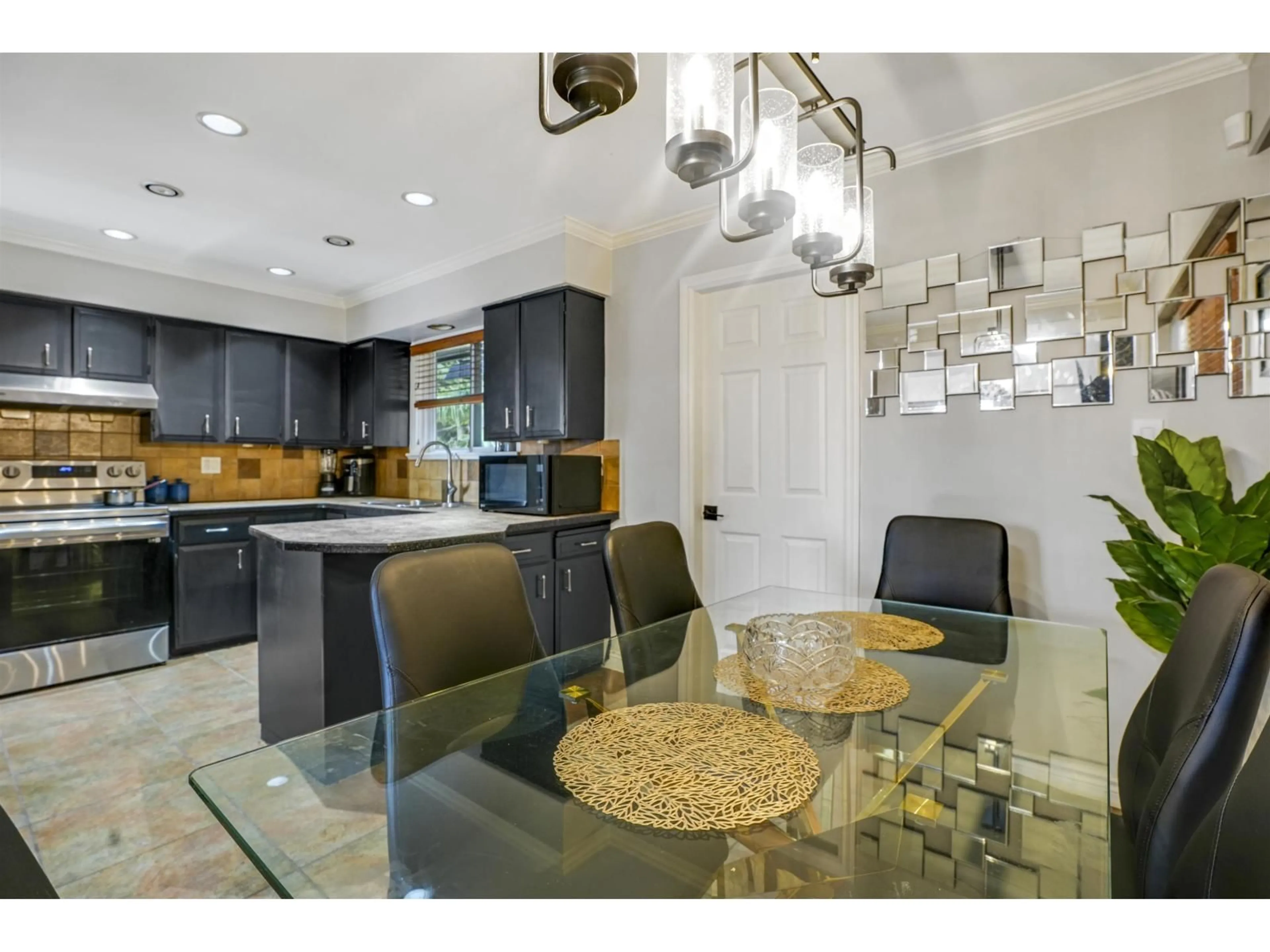 Open concept kitchen, ceramic/tile floor for 14375 68, Surrey British Columbia V3W2H5